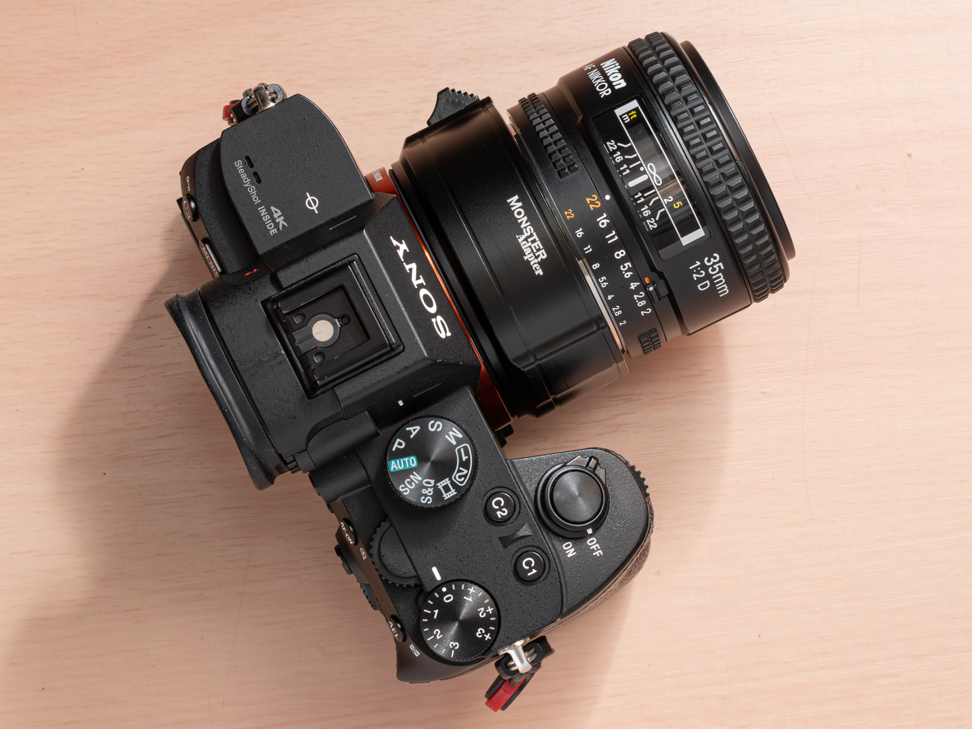 一眼レフレンズ用のアダプターなので厚みはそれなりにある