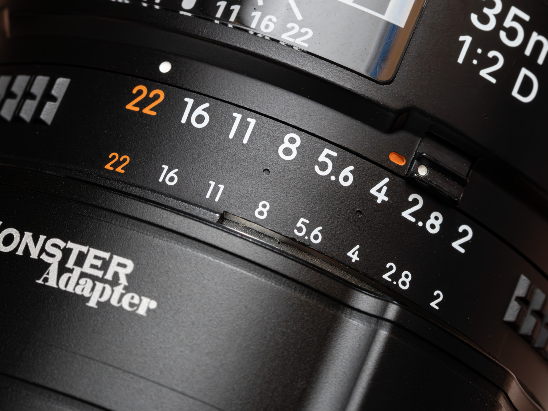 絞りリングは最小絞りに固定しておく