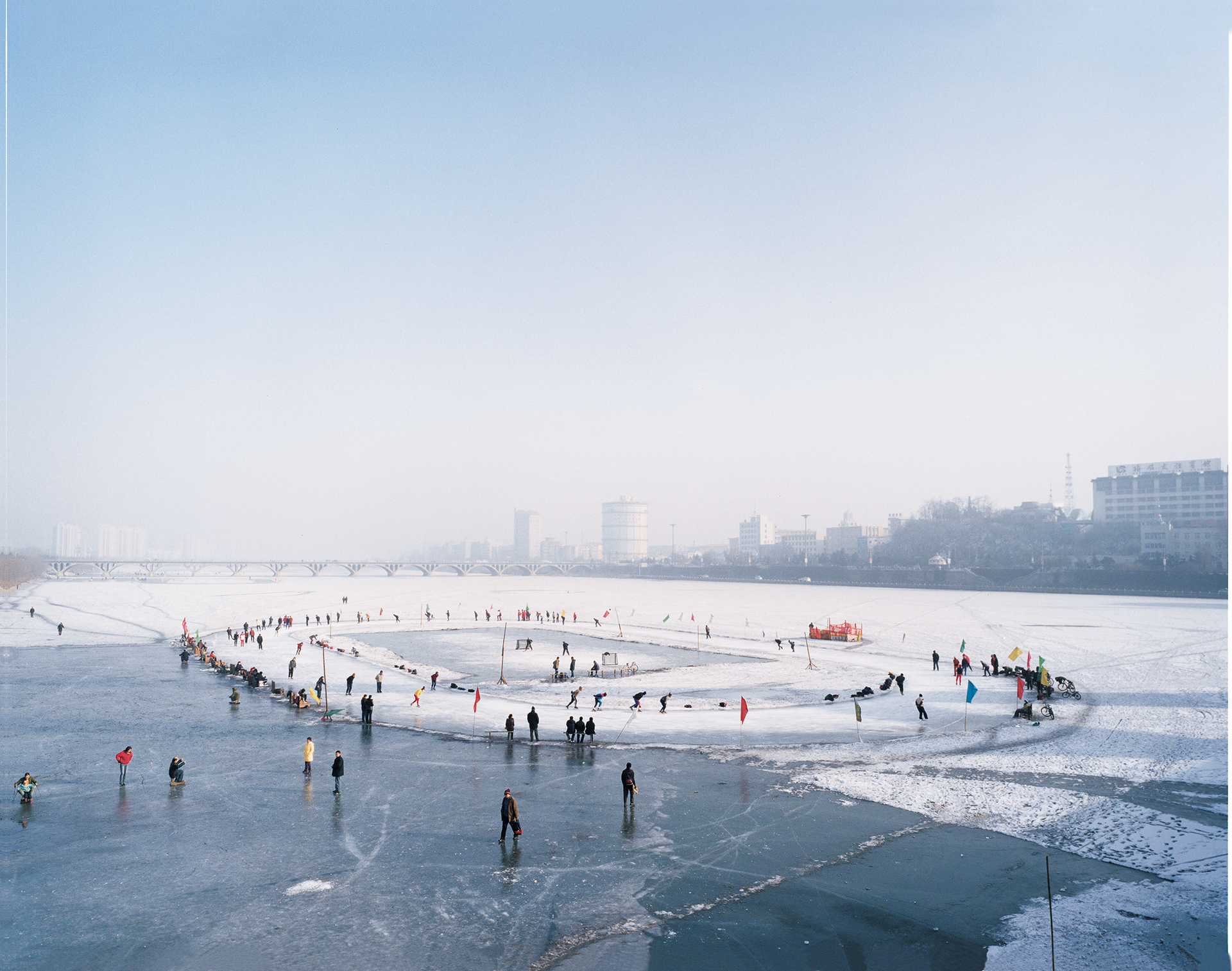 ©米田知子 《アイスリンク－日本占領時代、南満州鉄道の付属地だった炭坑のまち、撫順》〈Scene〉より 2007年 発色現像方式印画 東京都写真美術館蔵