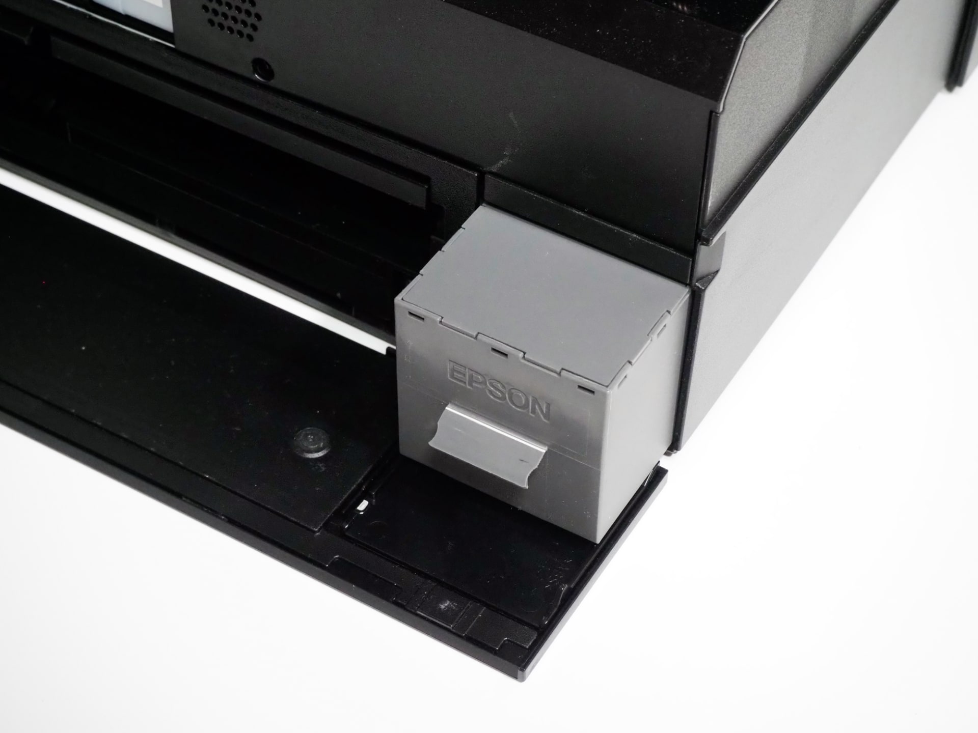 メンテナンスボックスへは、本体右下のフタを開けてアクセスする