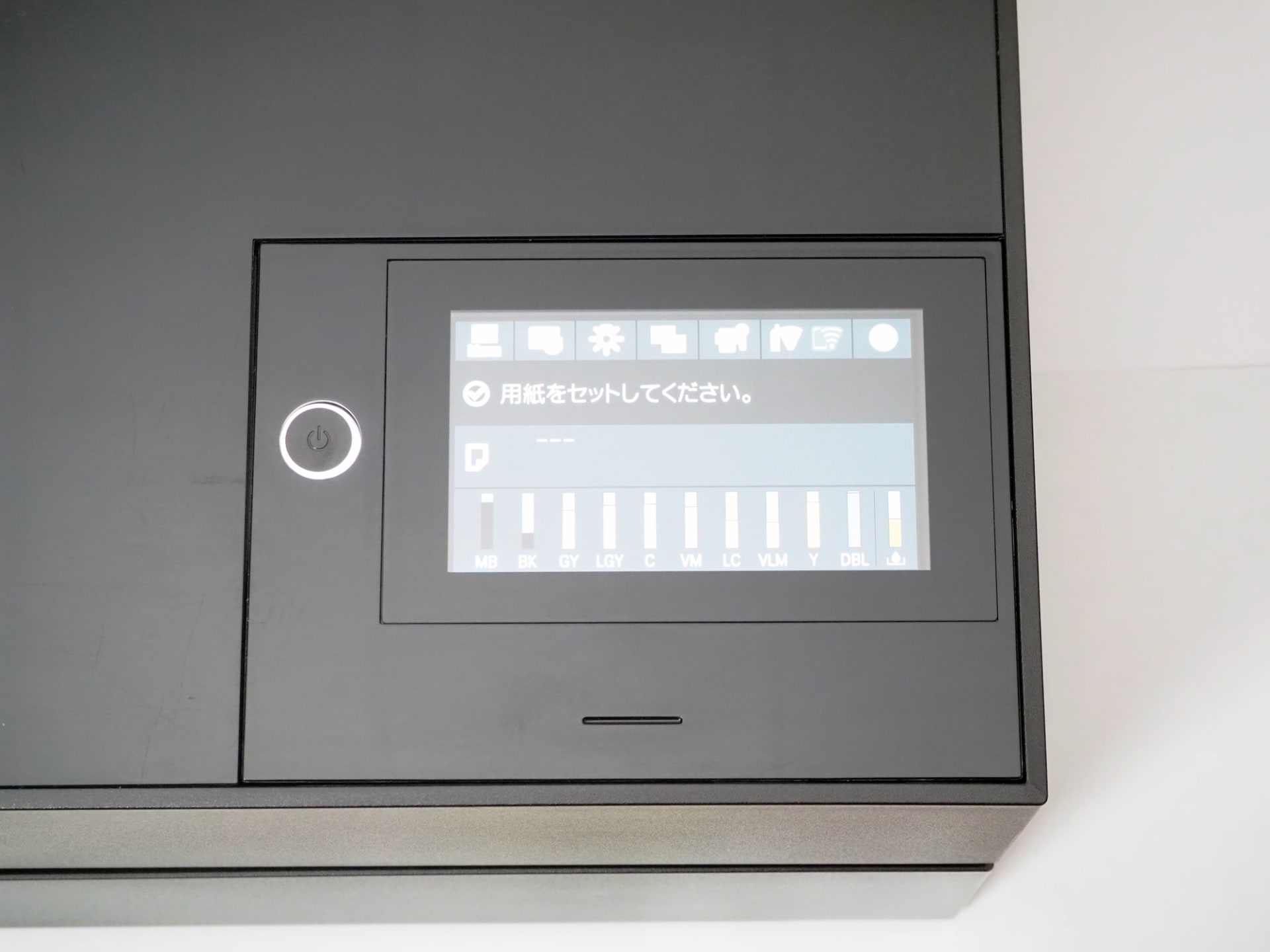 4.3型のタッチパネルは、本体上部右下に配置。画面下部を押下し、手動で角度の調節が可能だ