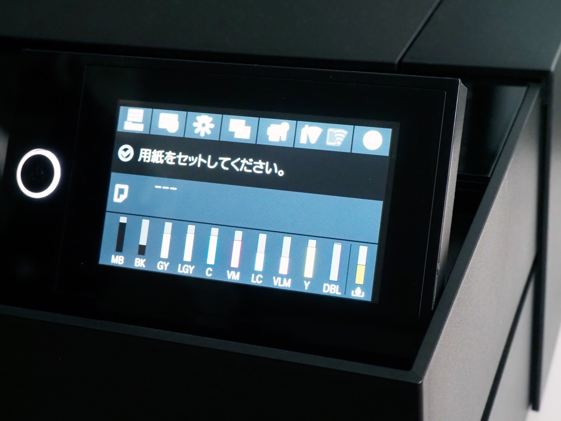 4.3型のタッチパネルは、本体上部右下に配置。画面下部を押下し、手動で角度の調節が可能だ