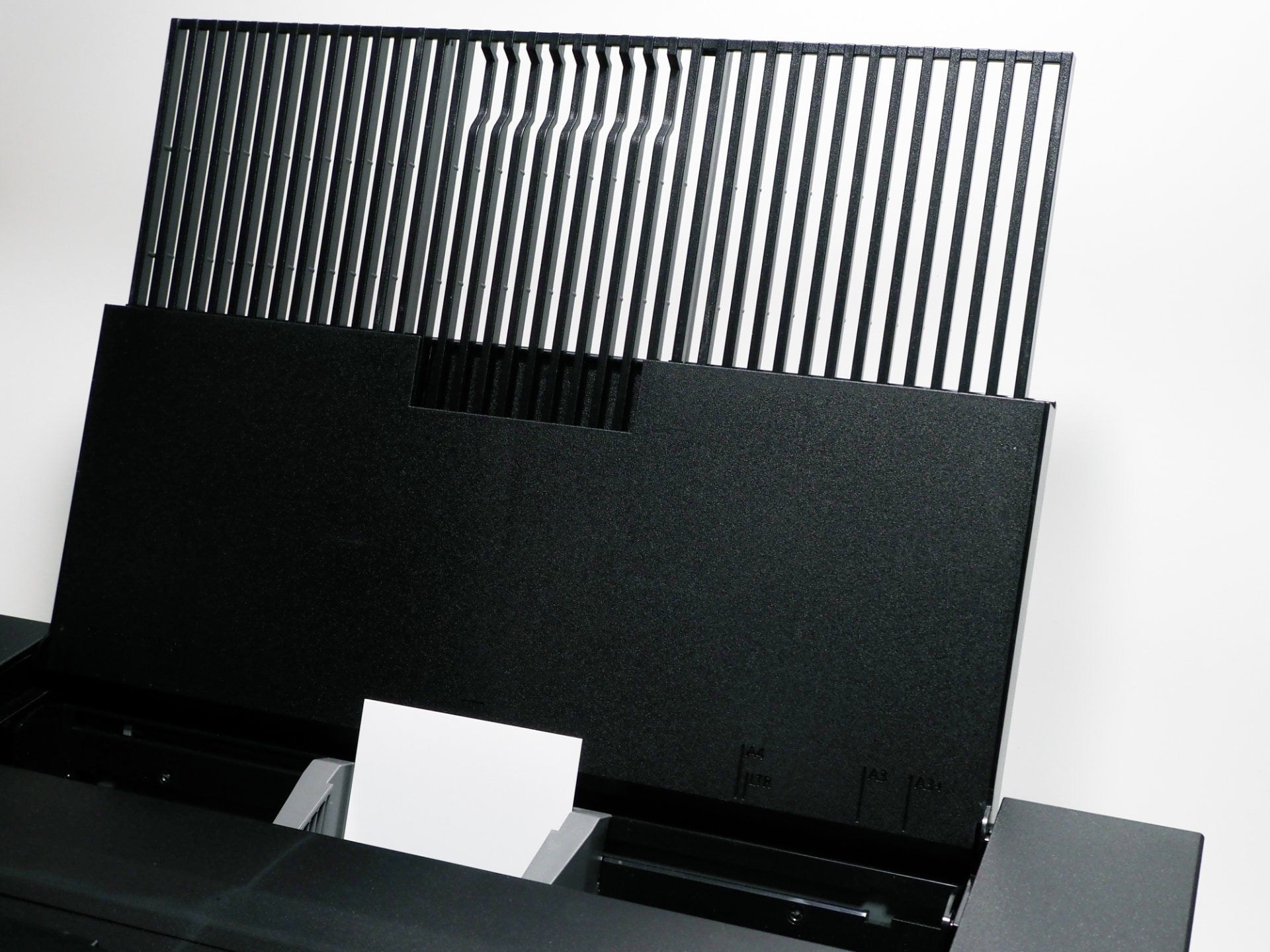 格子状の給紙・排紙トレイを装備する