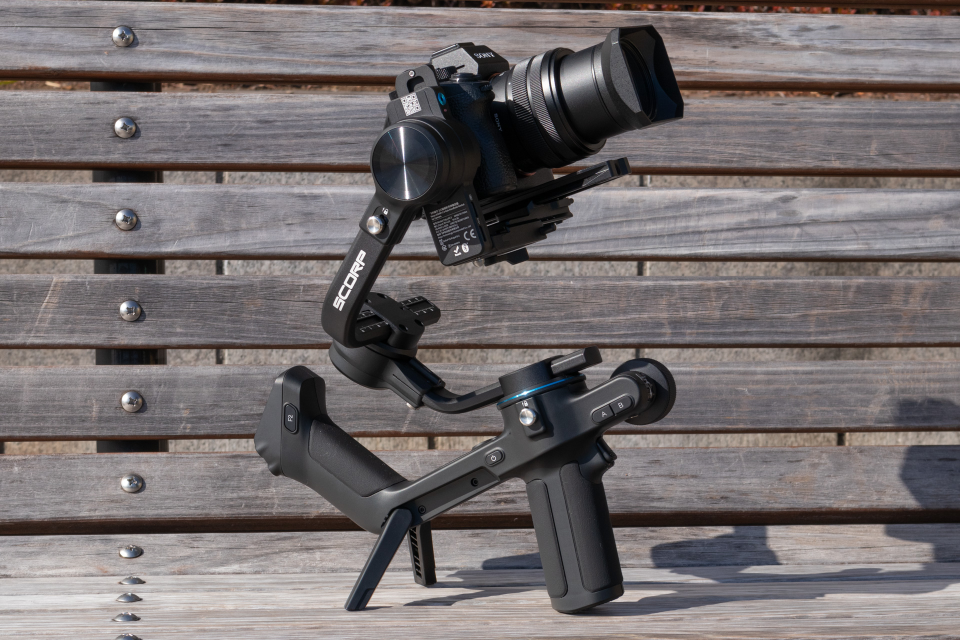 折り畳み式の脚を展開したところ。これも便利な装備だ