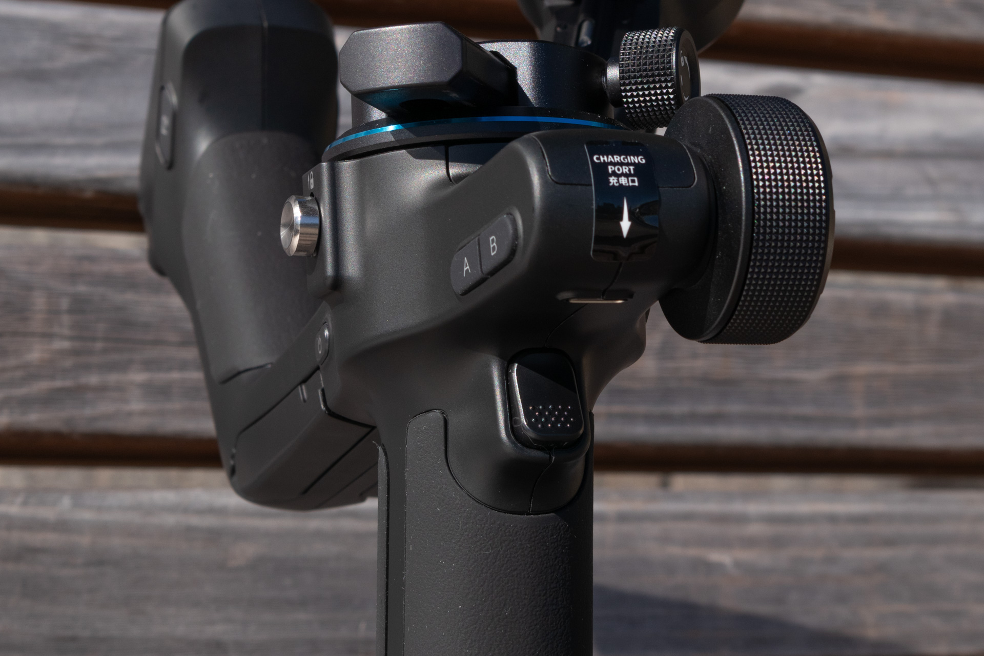 前側にトリガーレバーや充電ポートがある