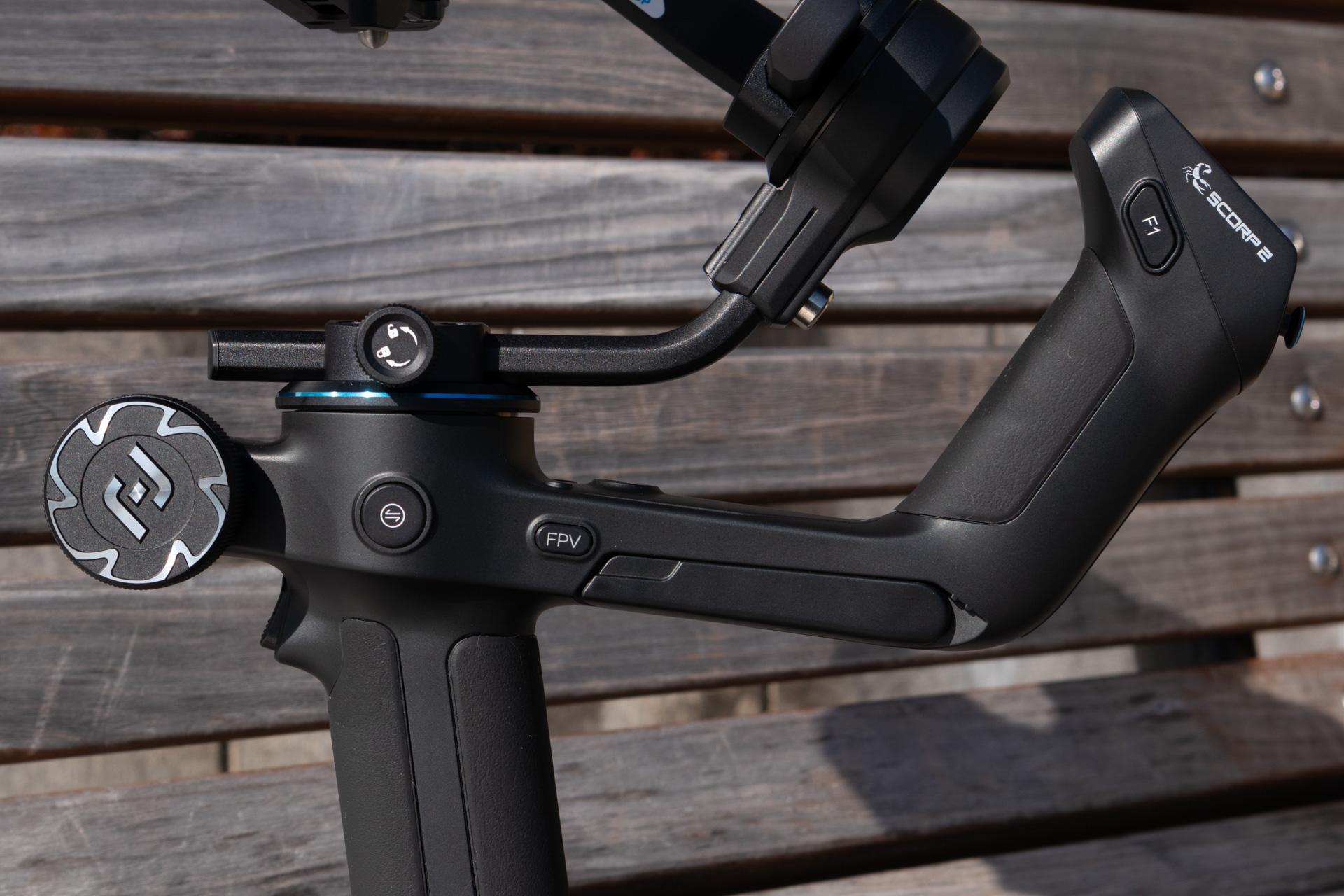 左側から見たところ。F1といったファンクションボタンも装備している