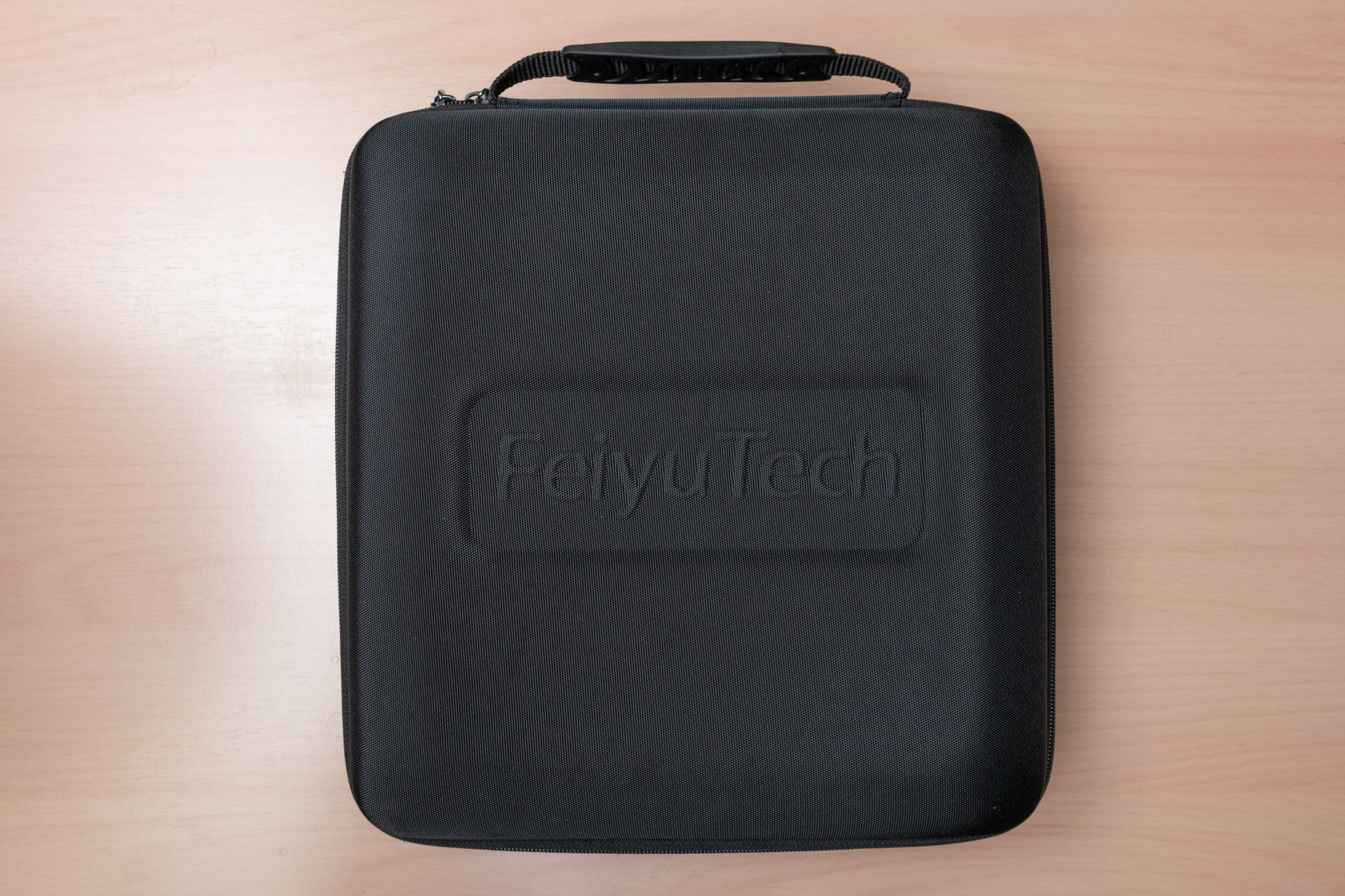 セミハードのキャリングケースが付属する