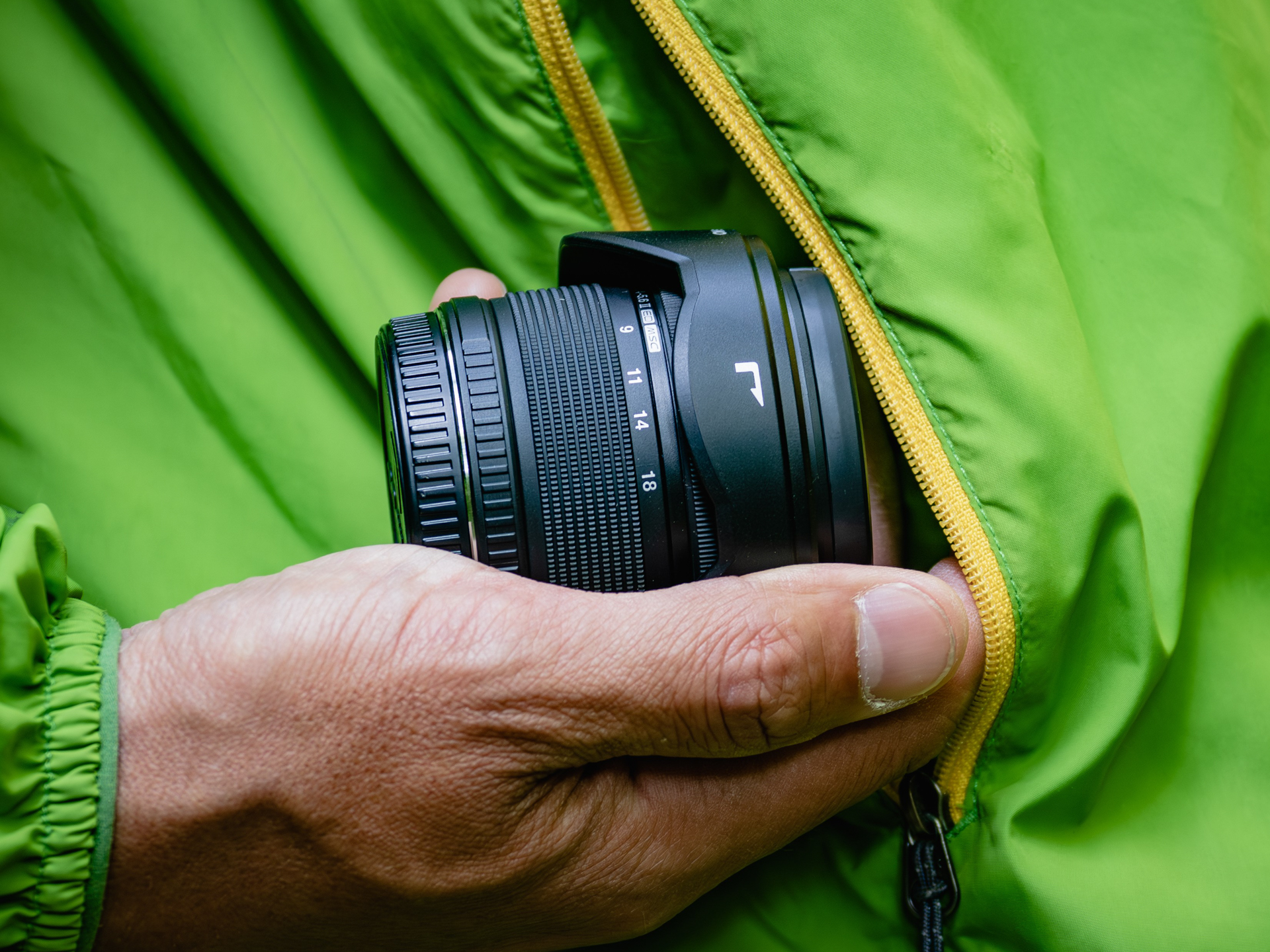 リバース可能なレンズフードを同梱