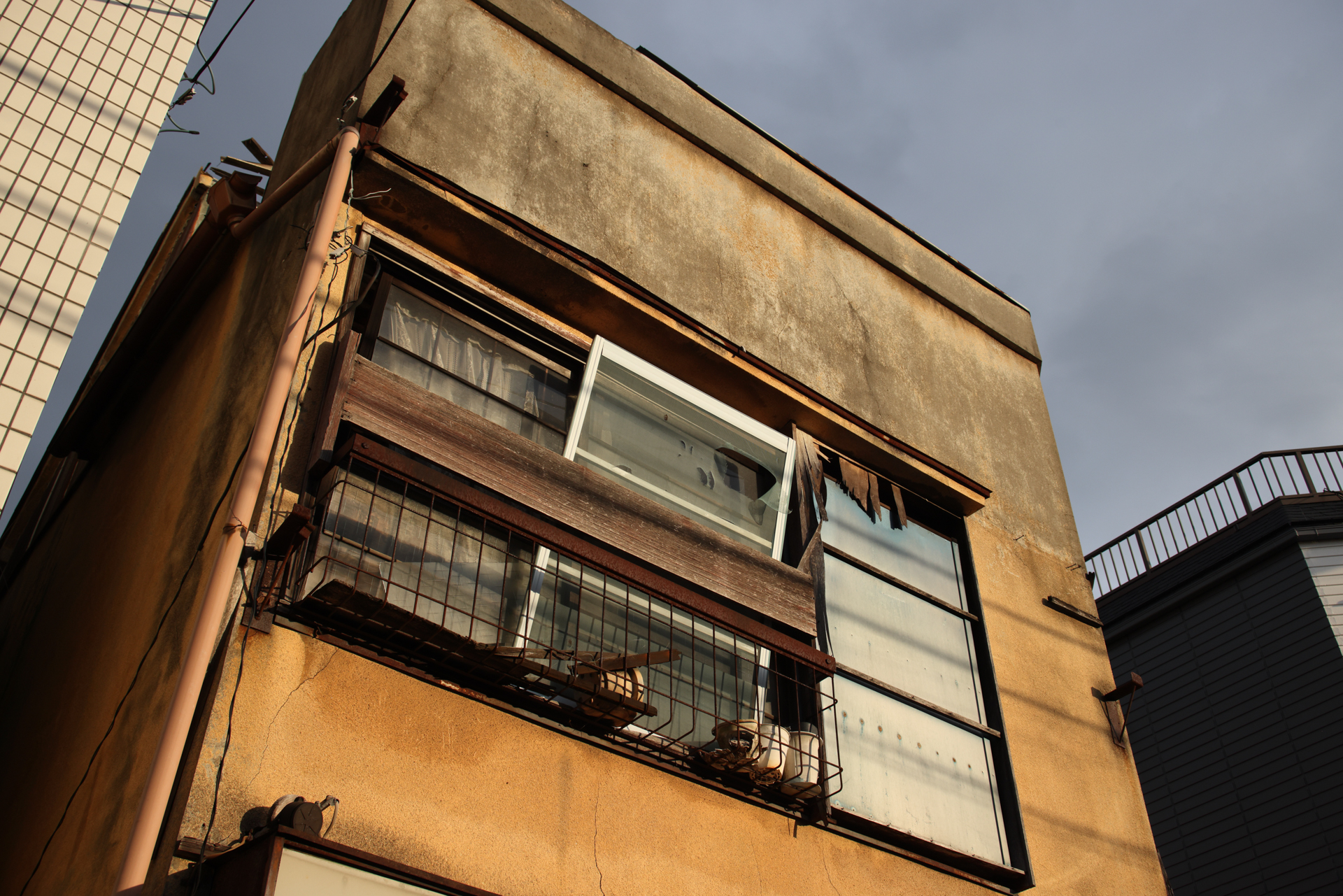 西日がモルタルの廃屋に当たり、よい感じを演出していました。質感再現もよい感じで、画面四隅まできっちりと描写されております<br>EOS R5／EF28-80mm F2.8-4L USM／プログラムAE（34mm・F10・1/800秒・-1EV）／ISO 400