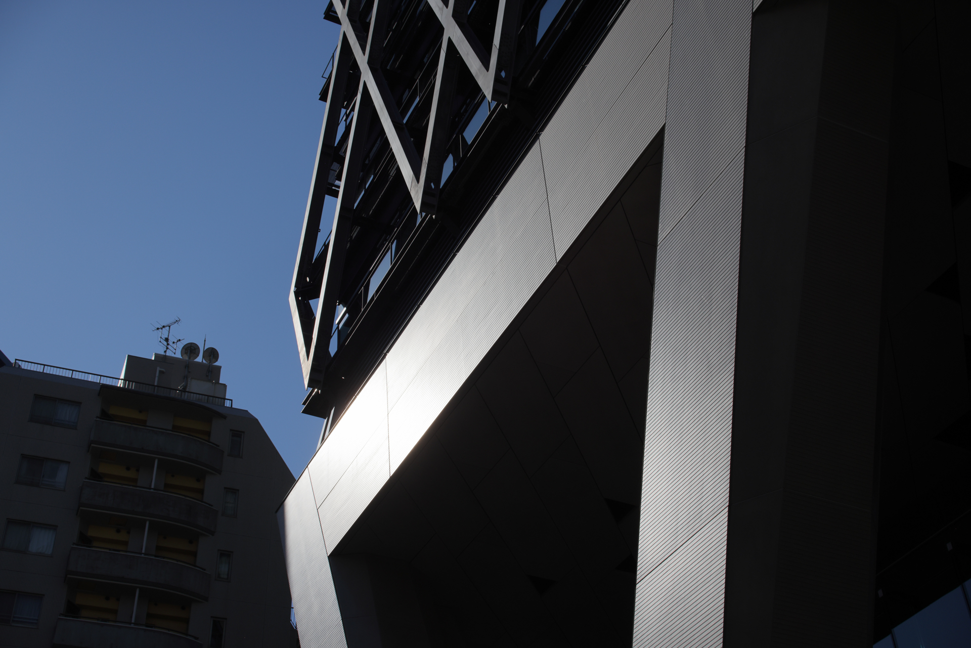 ハイライトを生かす露出にしてみました、レンズには厳しい条件ですが、きっちり仕事をこなしてくれた感があります<br>EOS R5／EF28-80mm F2.8-4L USM／プログラムAE（50mm・F16・1/1,000秒・-1EV）／ISO 400