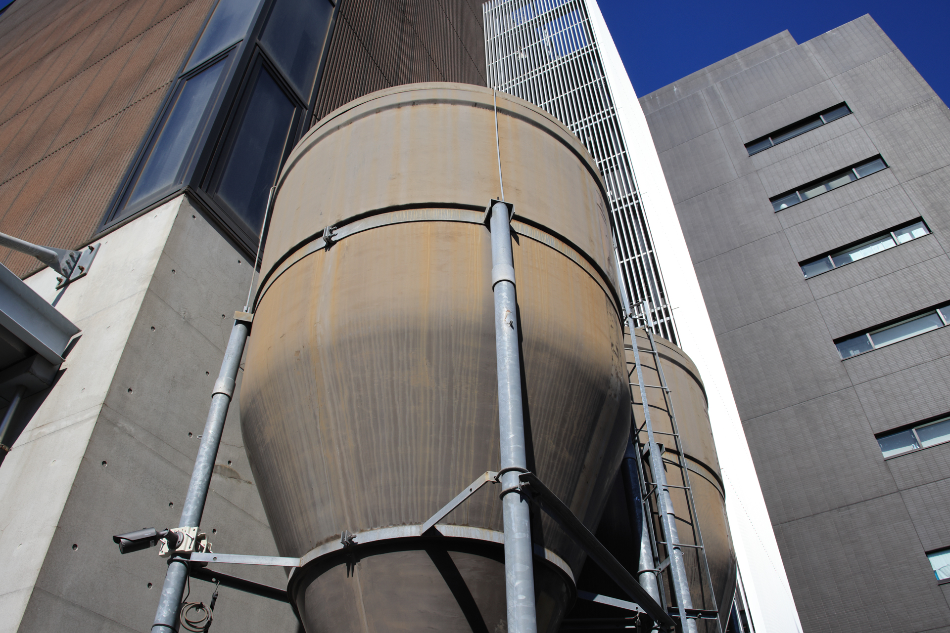 街中でサイロ形の物体を発見。28mmくらいだと見上げるアングルでもそんなにパースペクティブは気にならないですね<br>EOS R5／EF28-80mm F2.8-4L USM／プログラムAE（28mm・F13・1/1,250秒・-1EV）／ISO 400