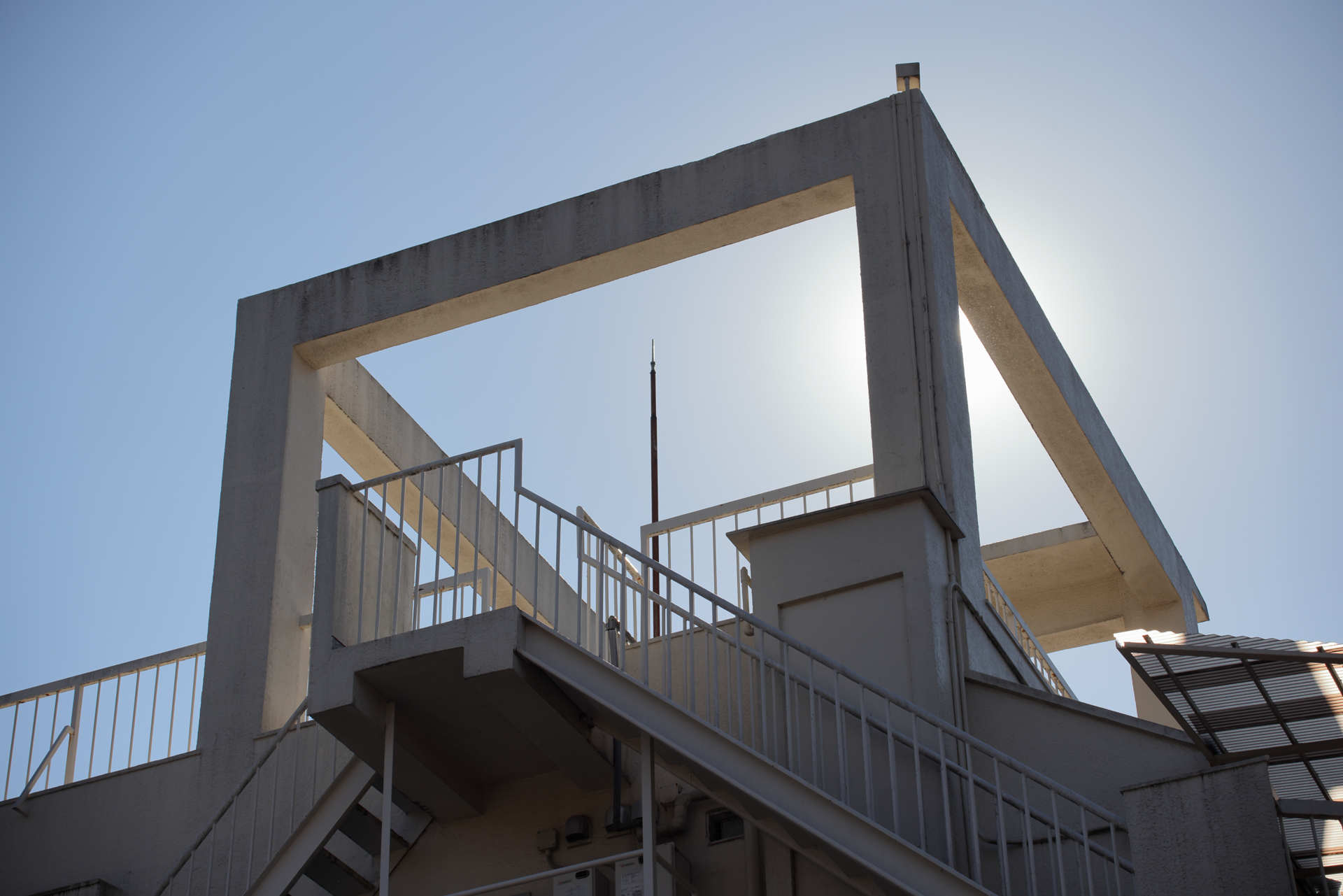 性能の悪いレンズだと、描写が破綻するような条件ですが、何事もなくこなします。エッジの色付きもありません<br>EOS R5／EF28-80mm F2.8-4L USM／プログラムAE（73mm・F13・1/800秒・±0EV）／ISO 400