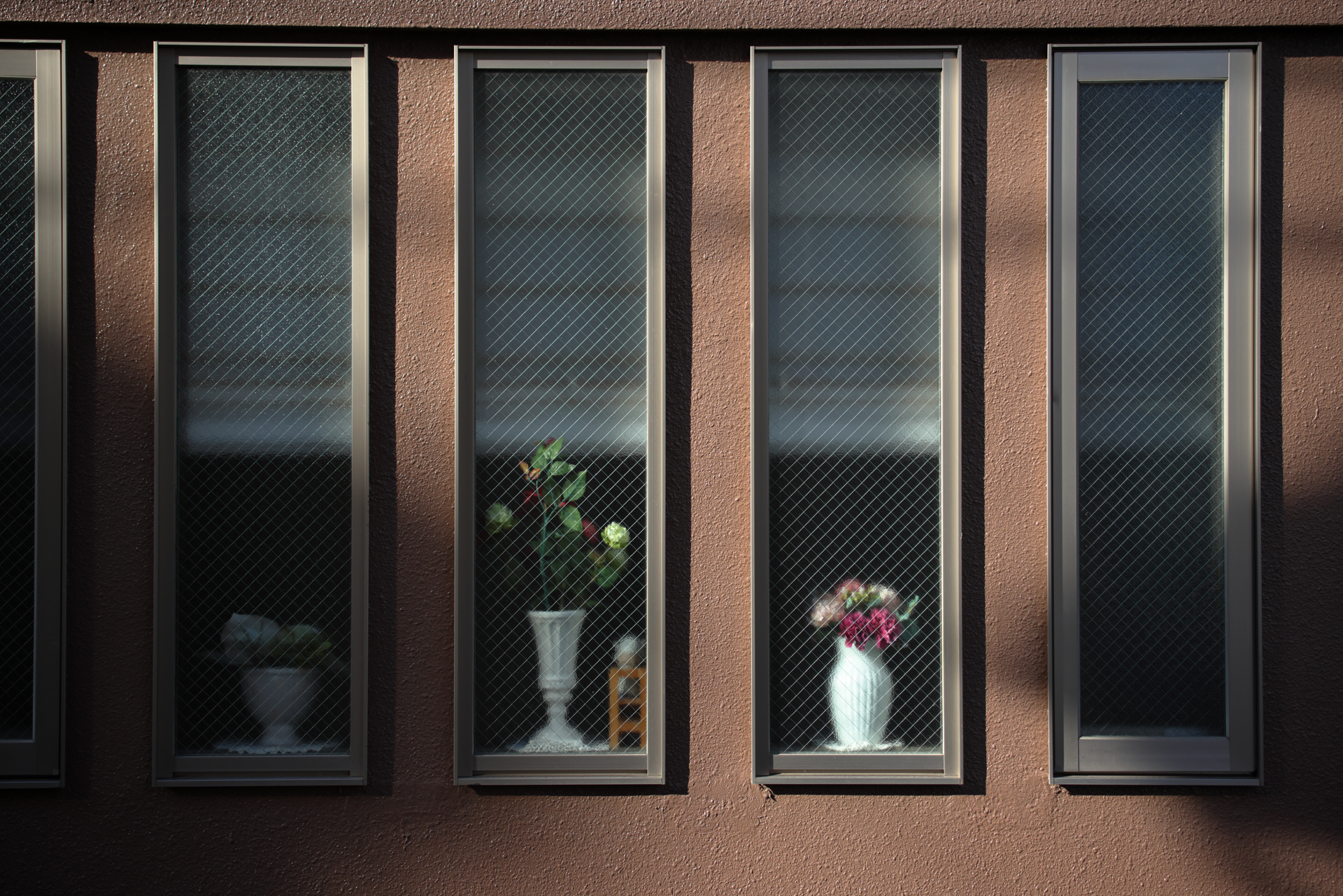 ズームレンズとは思えない線の描写と、優秀な歪曲補正が行われています。DLOを使わずともデフォルトのまま線は真っ直ぐに写るわけです。レンズ単体でも優秀なんですよね<br>EOS R5／EF28-80mm F2.8-4L USM／絞り優先AE（55mm・F5.6・1/1,000秒・-1.3EV）／ISO 400