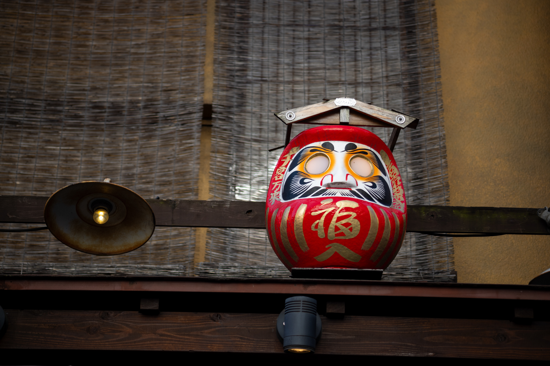 大口径ではないですから、この距離でのボケは少し重たいのですが、合焦点の描写は感動的です。周辺光量落ちはありますが、主要被写体を盛り上げています<br>EOS R5／EF28-80mm F2.8-4L USM／絞り優先AE（80mm・F4.5・1/250秒・-1.3EV）／ISO 100