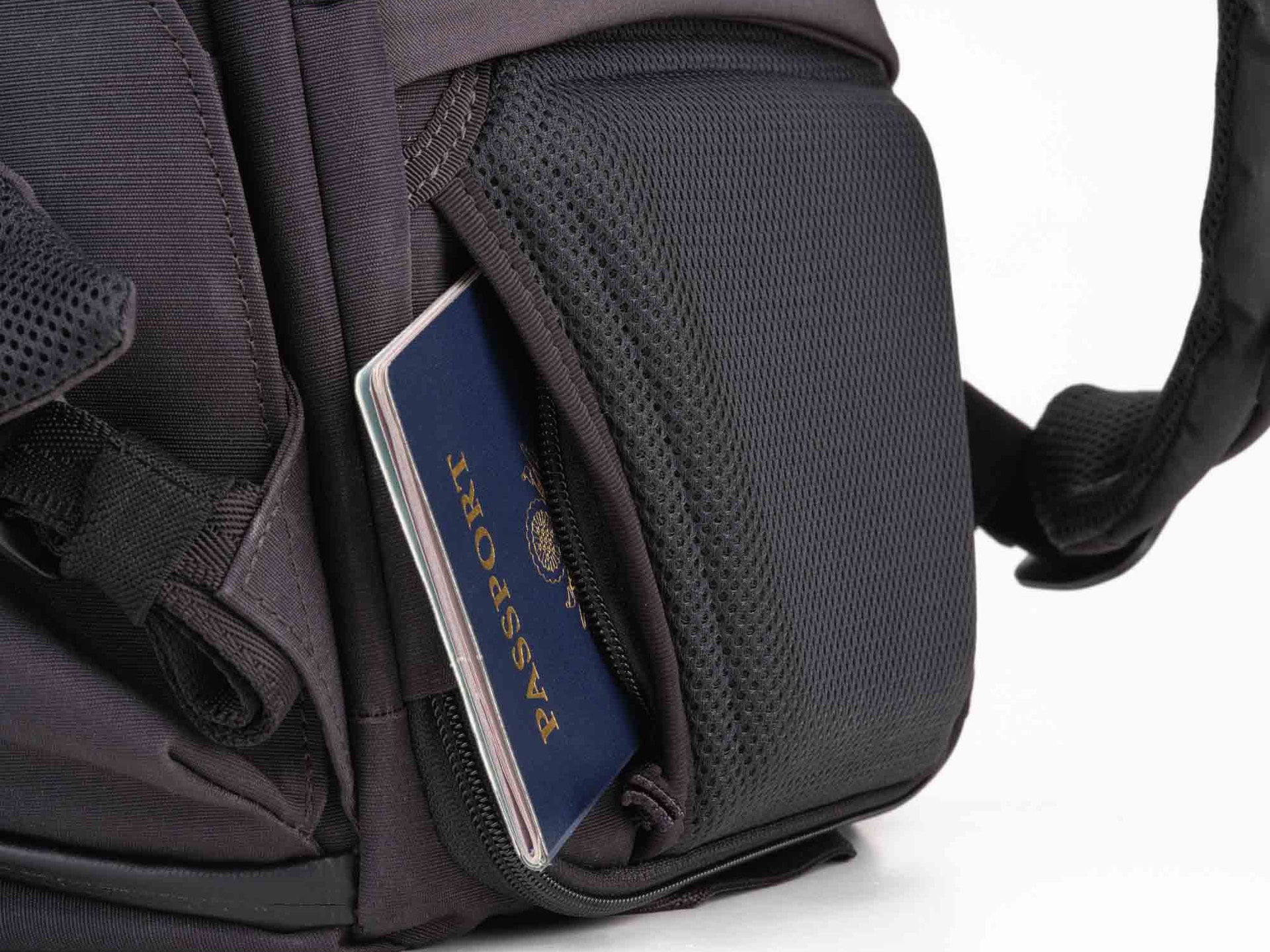 背面にはパスポートポケット