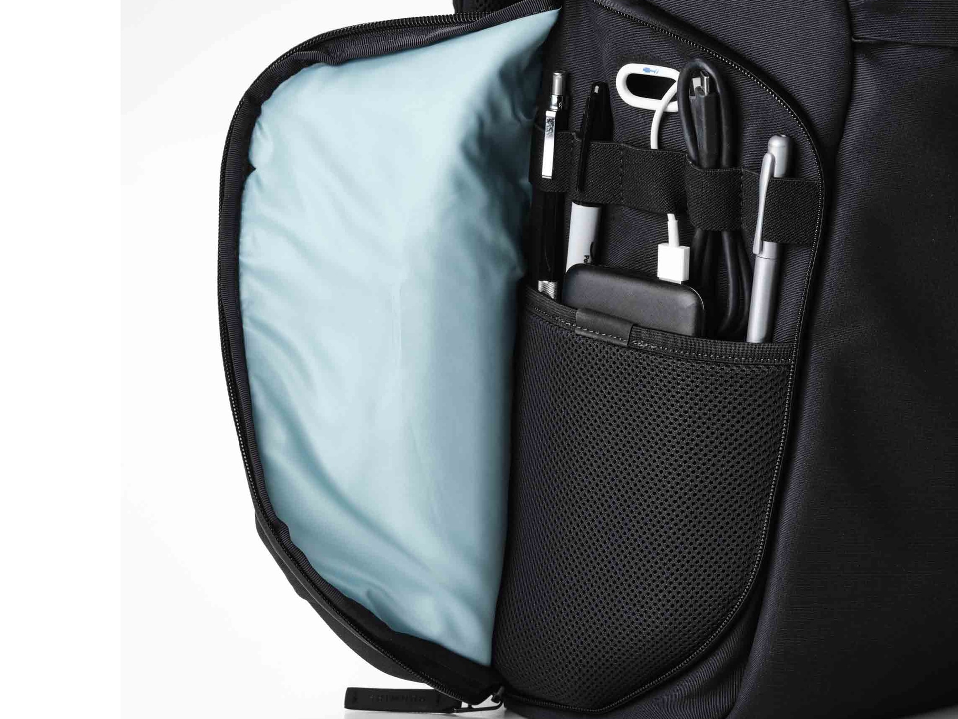 サイドのガジェット向けポケット