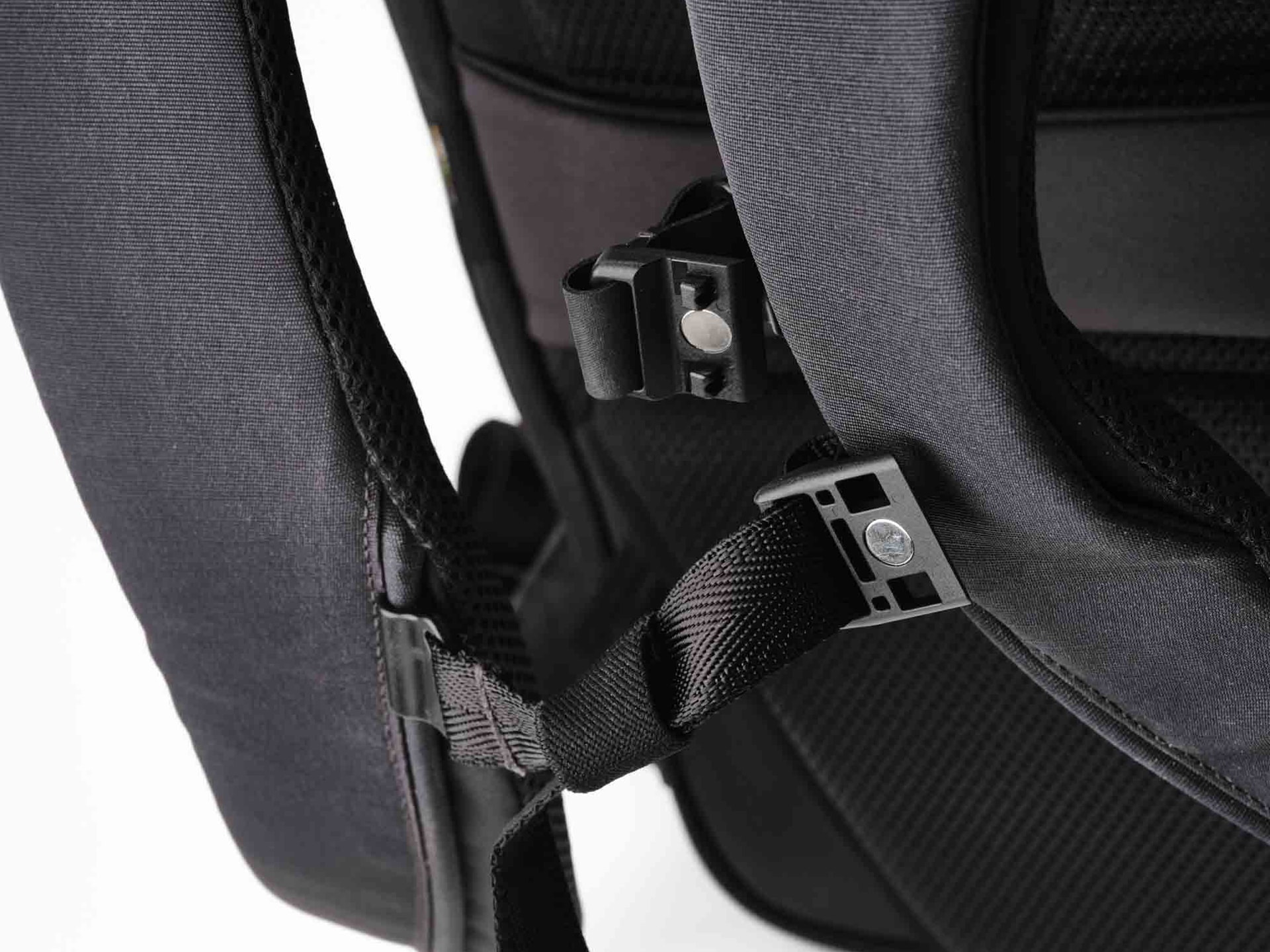 マグネット式のチェストベルトを装備