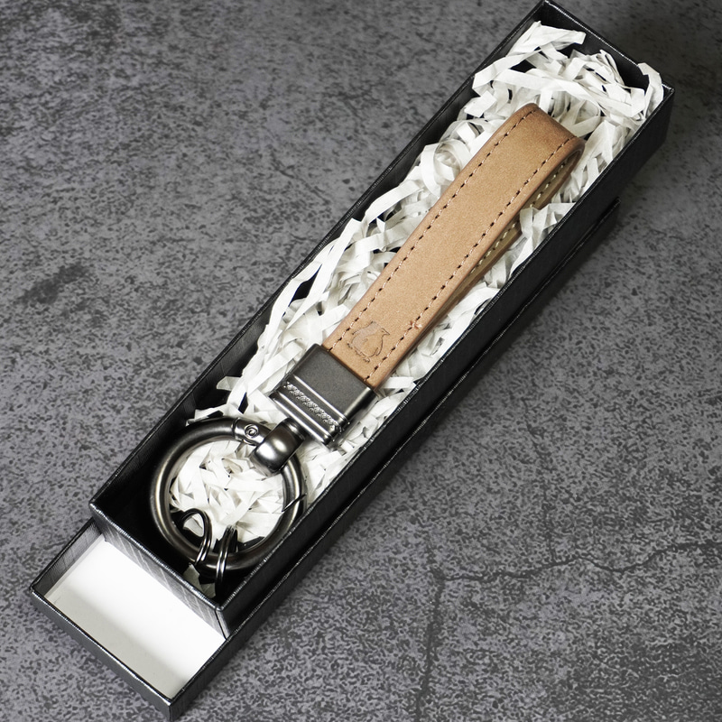 KANI、“チャレンジ精神を象徴するファーストペンギン”のキーホルダー