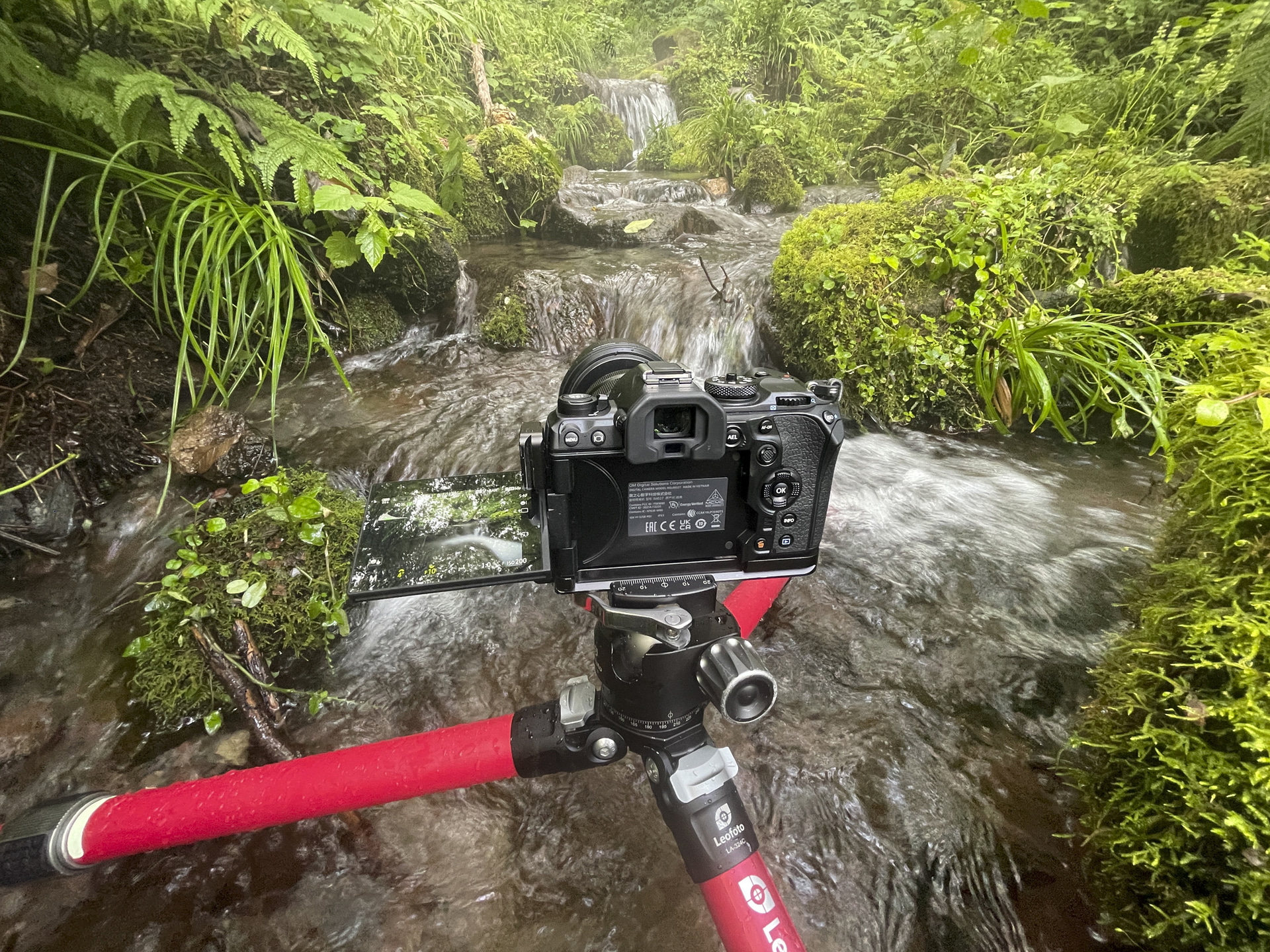 脚の内部に水が入りにくい防水構造なので、脚部を水中に置いた攻めの構図も取りやすい。パイプ素材はカーボンなので、軽量でどこにでも持ち運べる。収納高も50cm以下と取り回しが良い