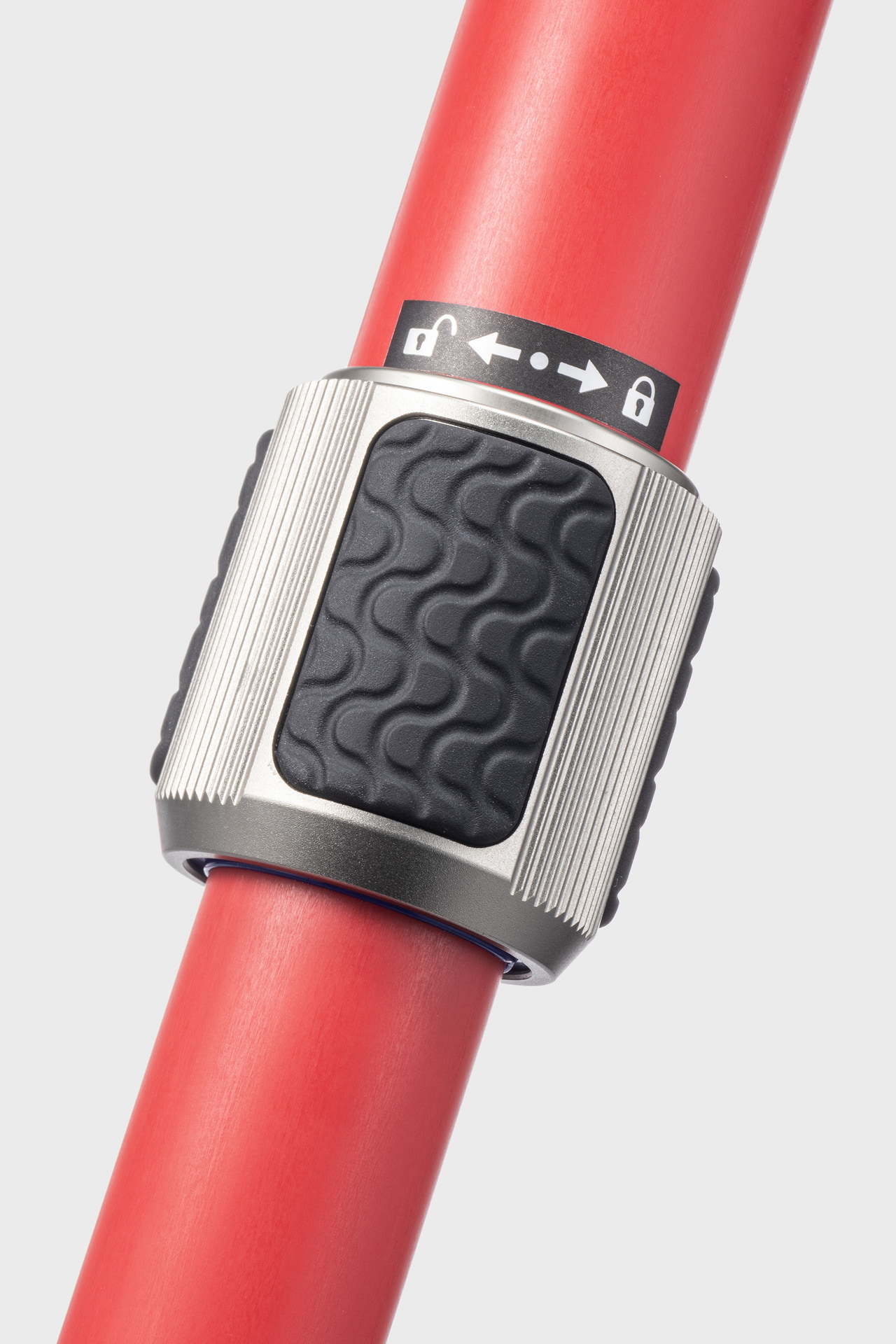 波形模様の滑り止めのおかげで、手や三脚がぬれていてもしっかりとロックできる