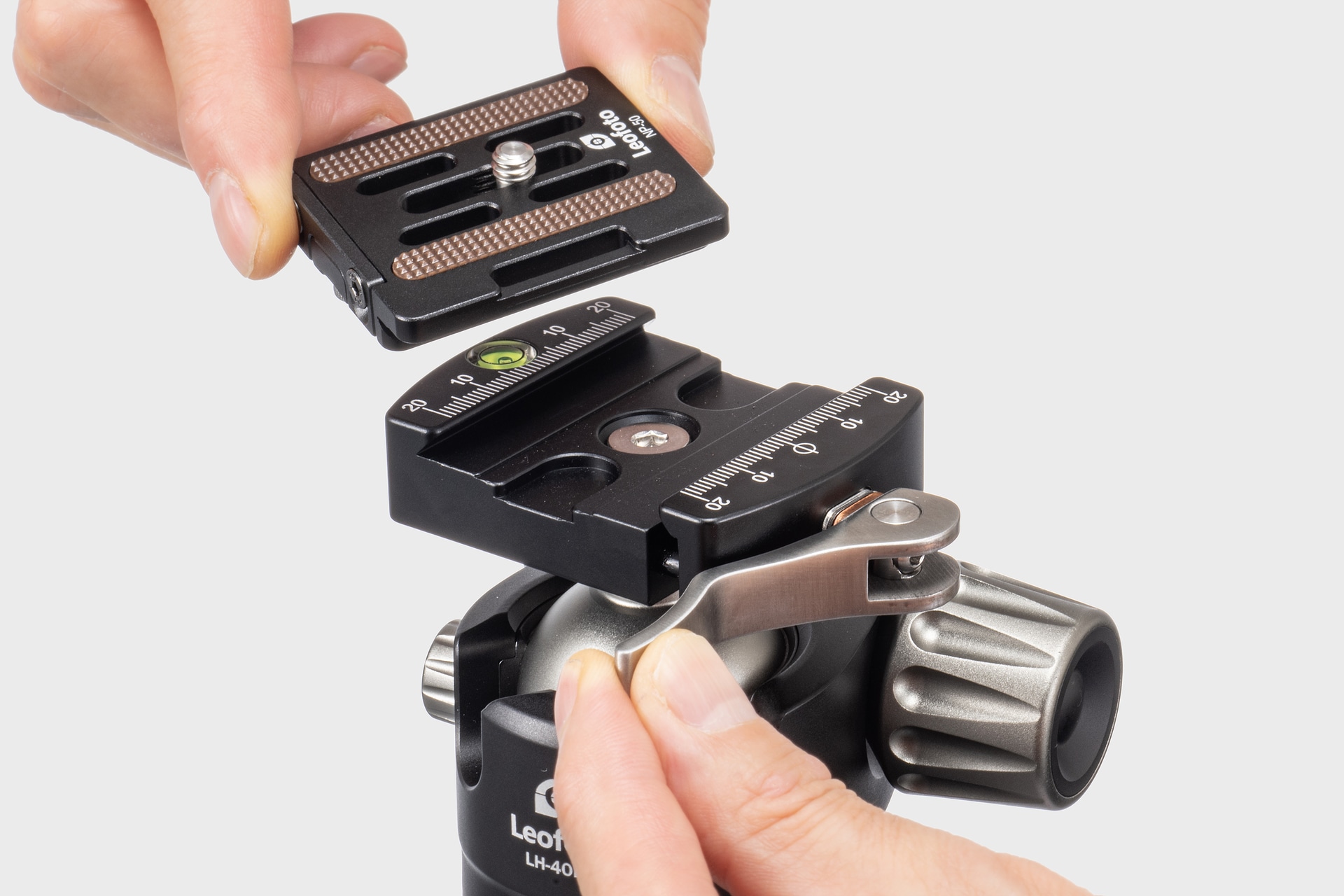 LH-40LRは滑らかな動作と安定性を備えた自由雲台で、プレートのロック部分がクランプレバー式になっている点が特徴。これにより素早く撮影機材の着脱が行える