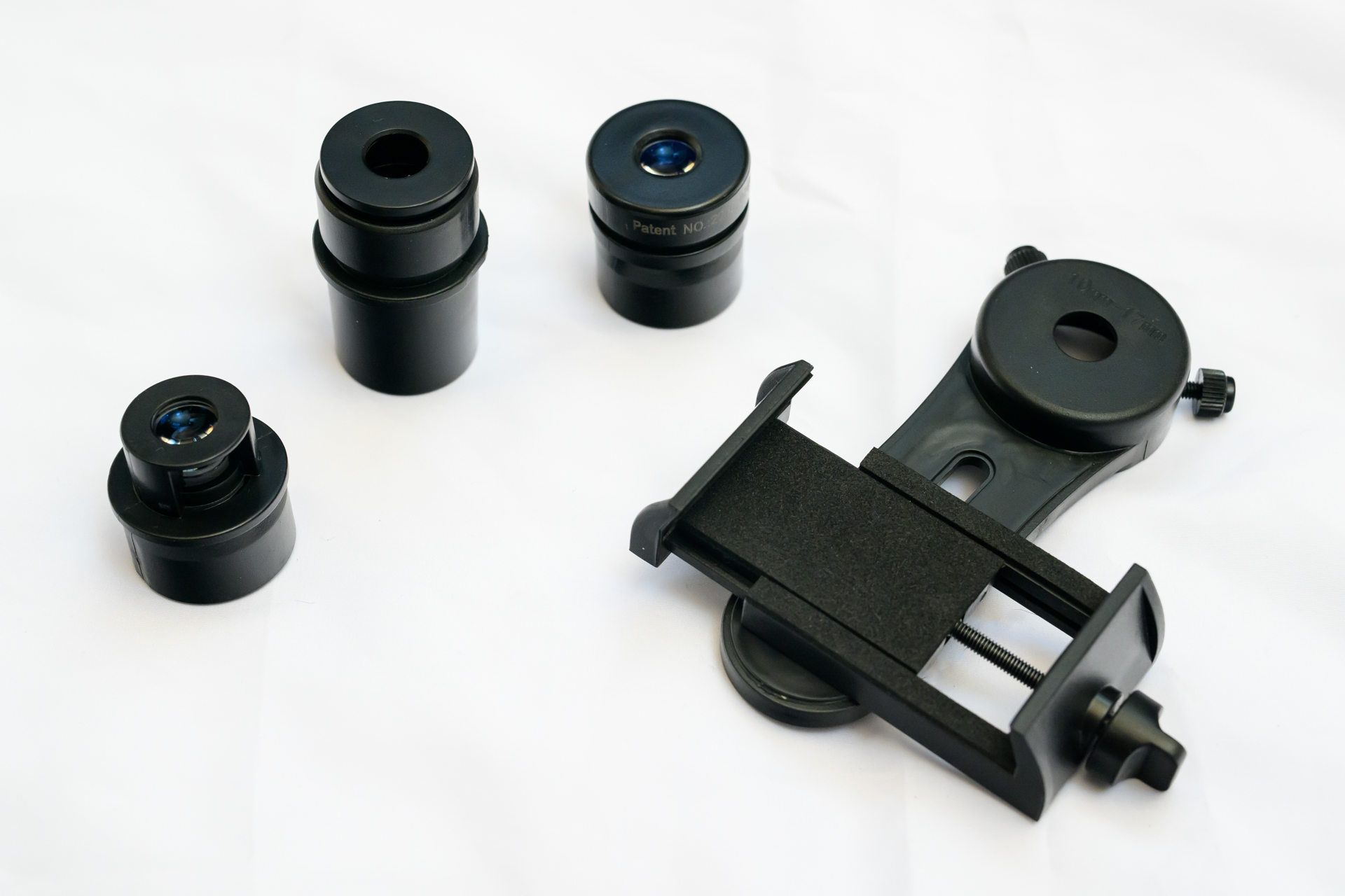 アイピース3種と右側はスマートフォンアダプター