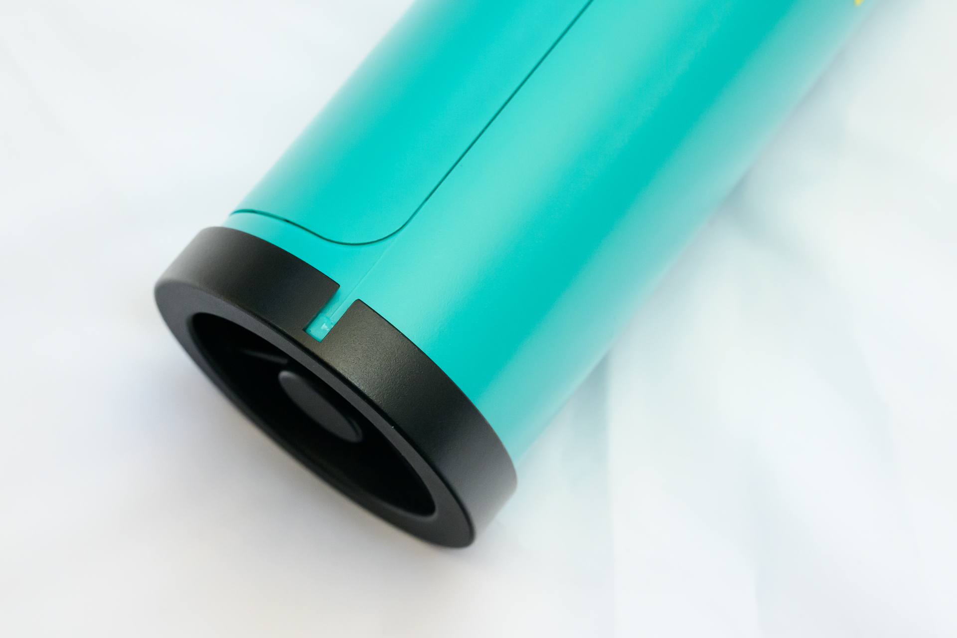 本体への取り付けは溝に合わせて取り付けるのみ