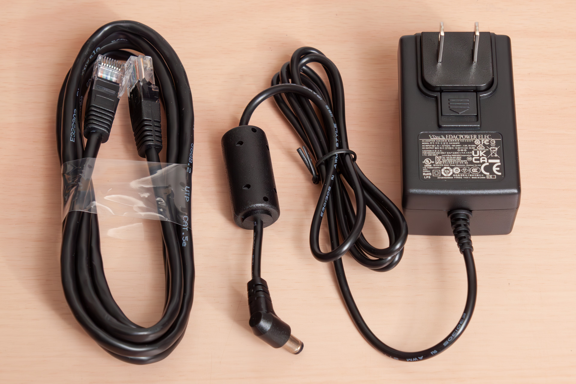 同梱のLANケーブルとACアダプター