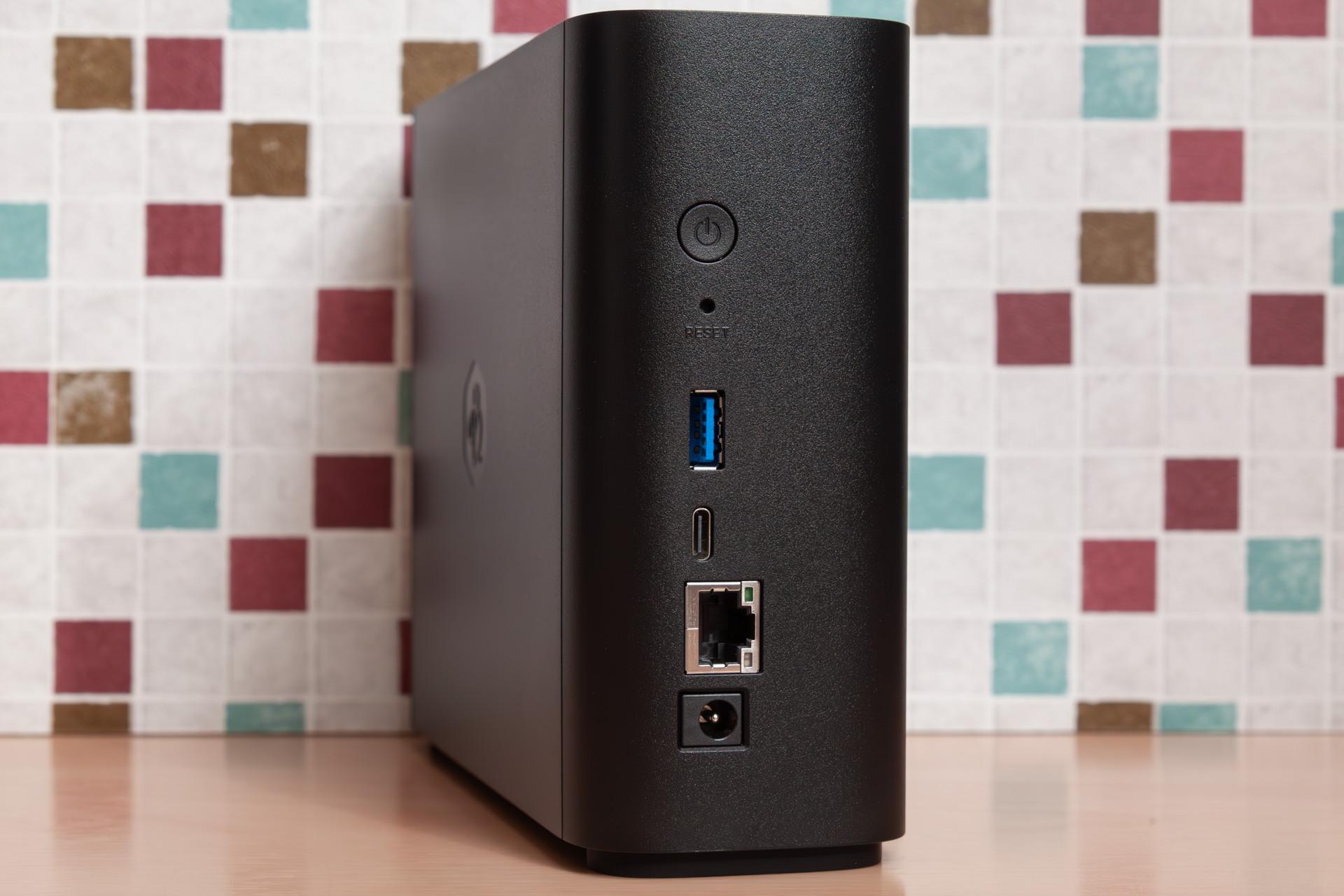 背面に電源スイッチや各ポートが並んでいる