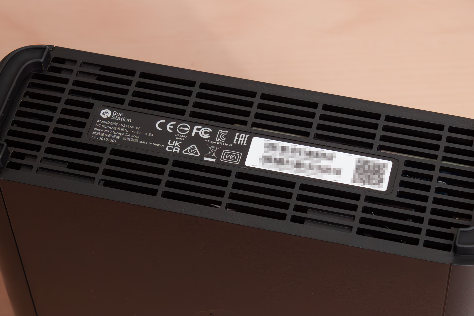 本体下部にもQRコードがあるので、クイックスタートガイドを無くしてしまっても問題無い