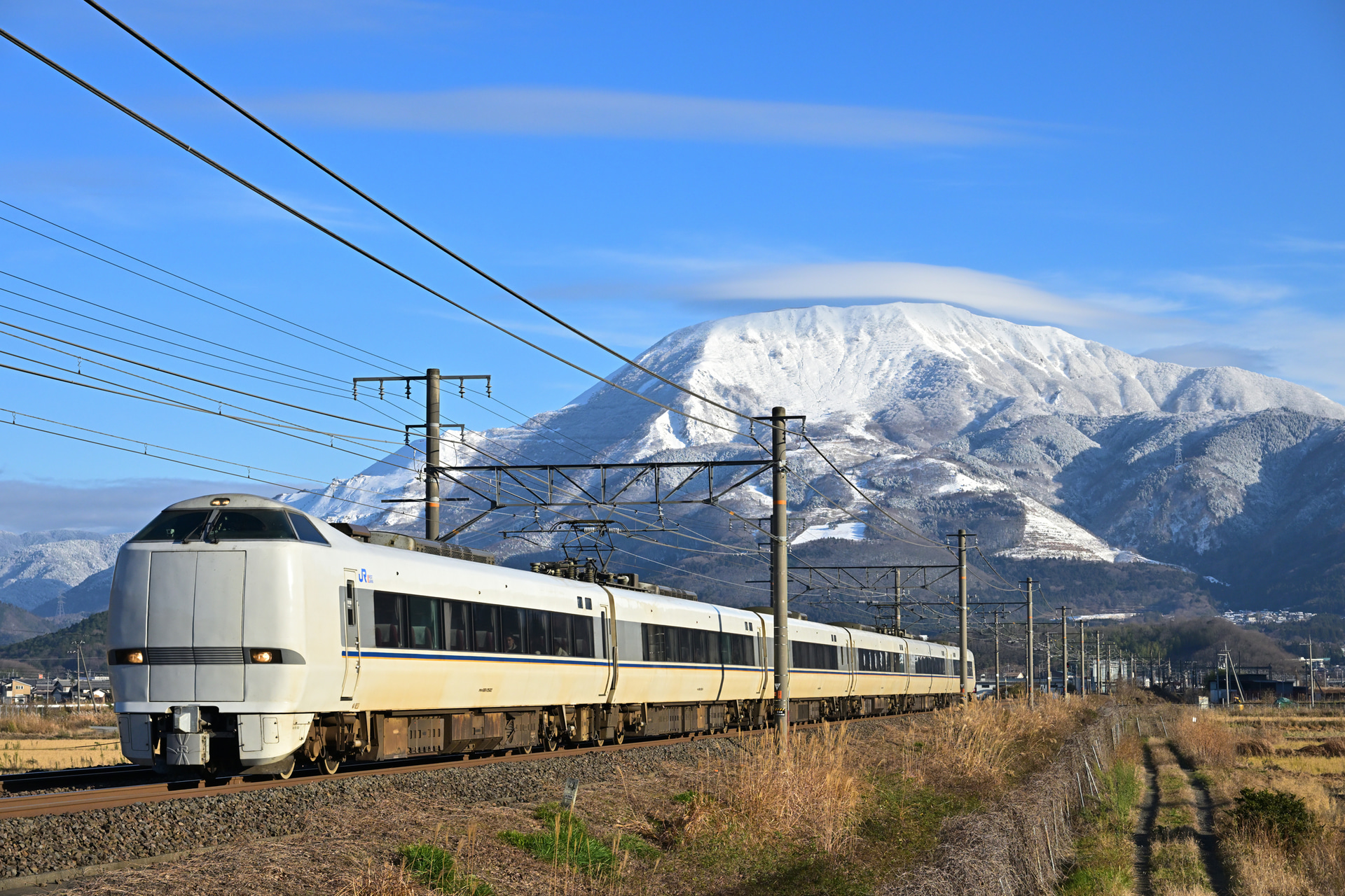 <span class="fnt-85">ニコン Z 8／NIKKOR Z 24-120mm f/4 S／64mm／マニュアル露出（F8、1/2,500秒）／ISO 800／WB：晴天／東海道本線　近江長岡～醒ヶ井</span>