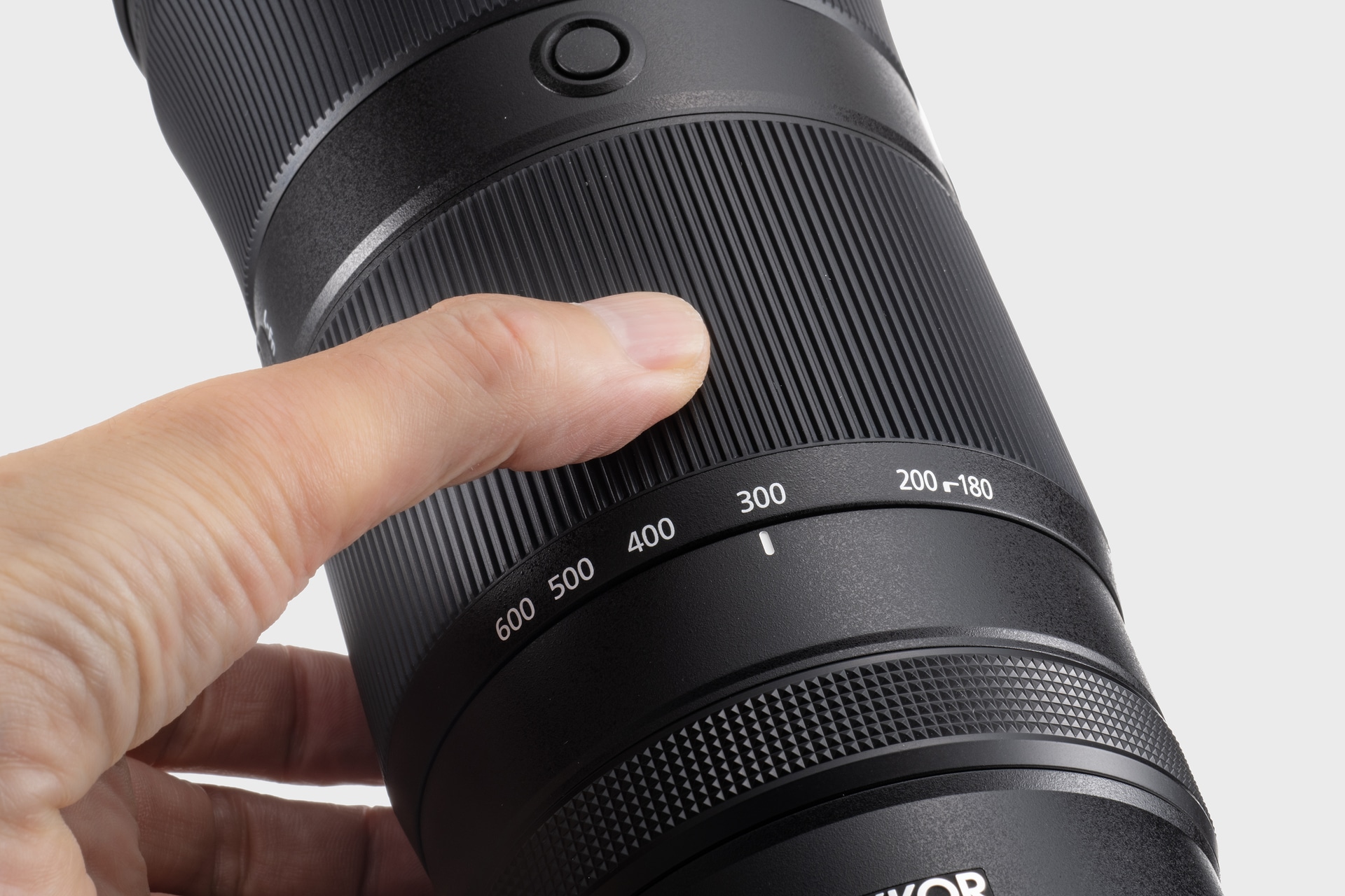 ズームリングの回転角が小さくて回しやすい