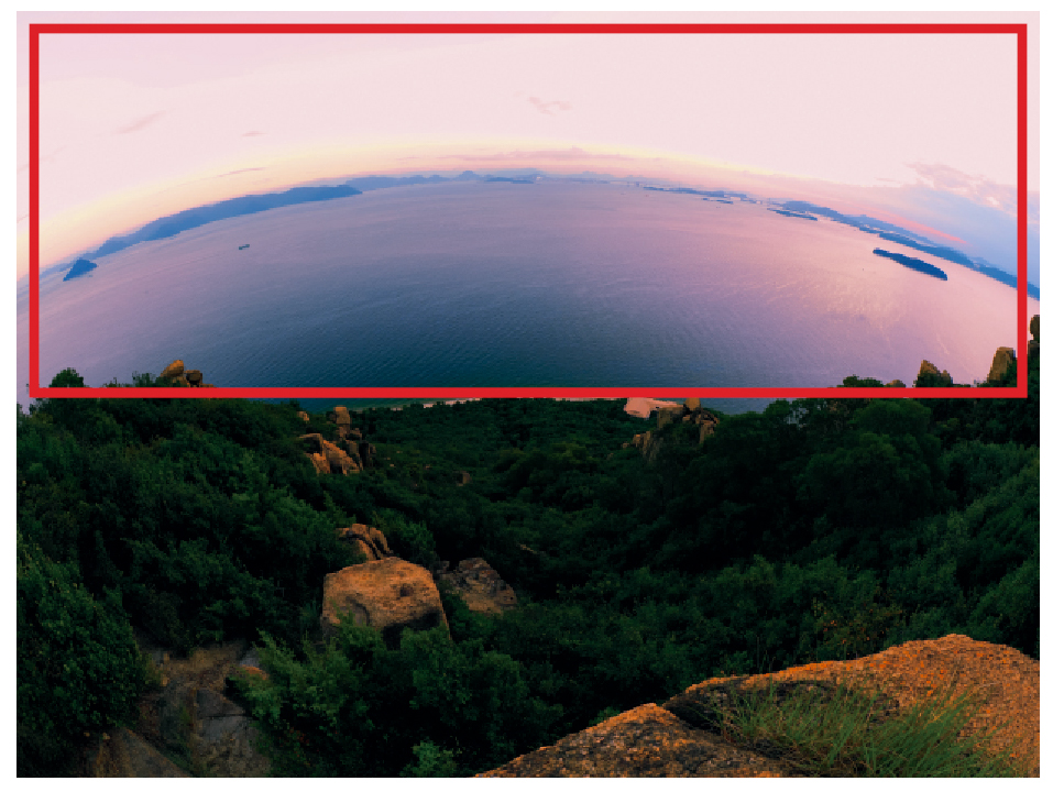 半逆光の夕焼け。空と手前の景色の輝度差は大きく、そのままでは空も海面も白飛びを起こしてしまう