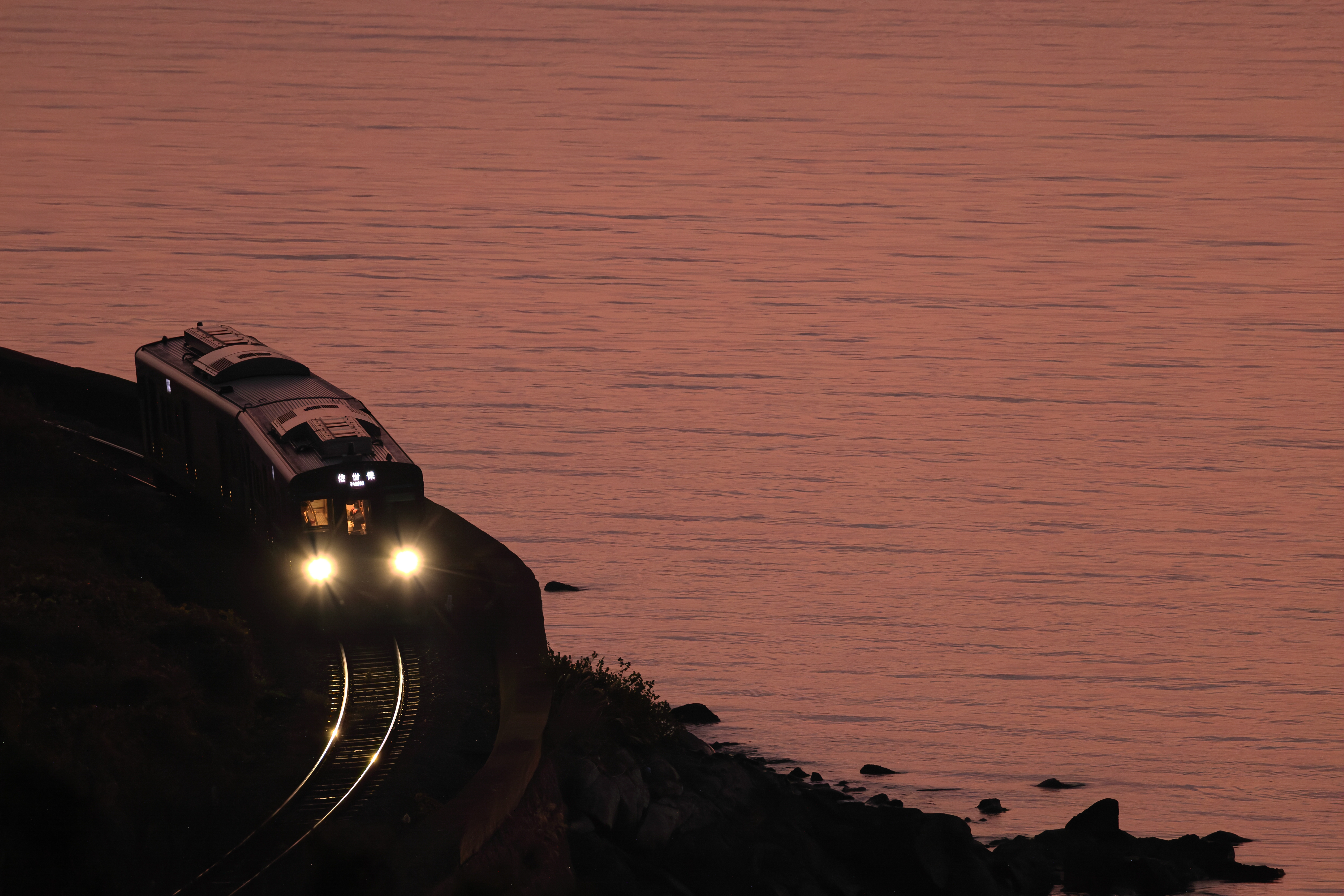 車体や海にあったざらついた高感度ノイズが見事に消えて車体の美しさがよみがえった<br><span class="fnt-85">EOS R3／RF15-35mm F2.8 L IS USM／16mm／マニュアル露出（F5、1/1,250秒）／ISO 800／WB：オート／日豊本線　北川〜市棚</span>