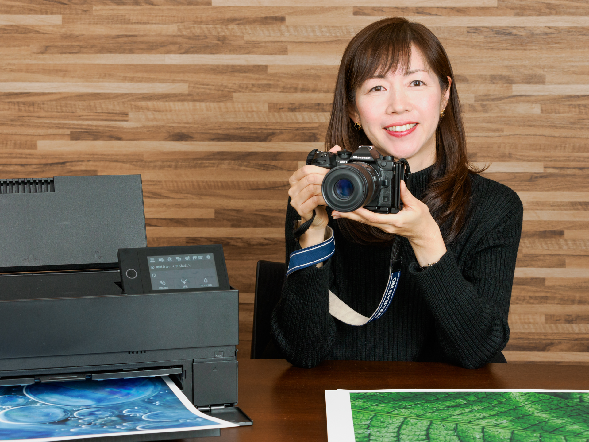 喜多さんが抱えるのは「M.ZUIKO DIGITAL ED 90mm F3.5 Macro IS PRO」と新製品のOM SYSTEM「OM-1 Mark II」。35mm判相当で180mmの望遠マクロレンズとは思えないコンパクトさ