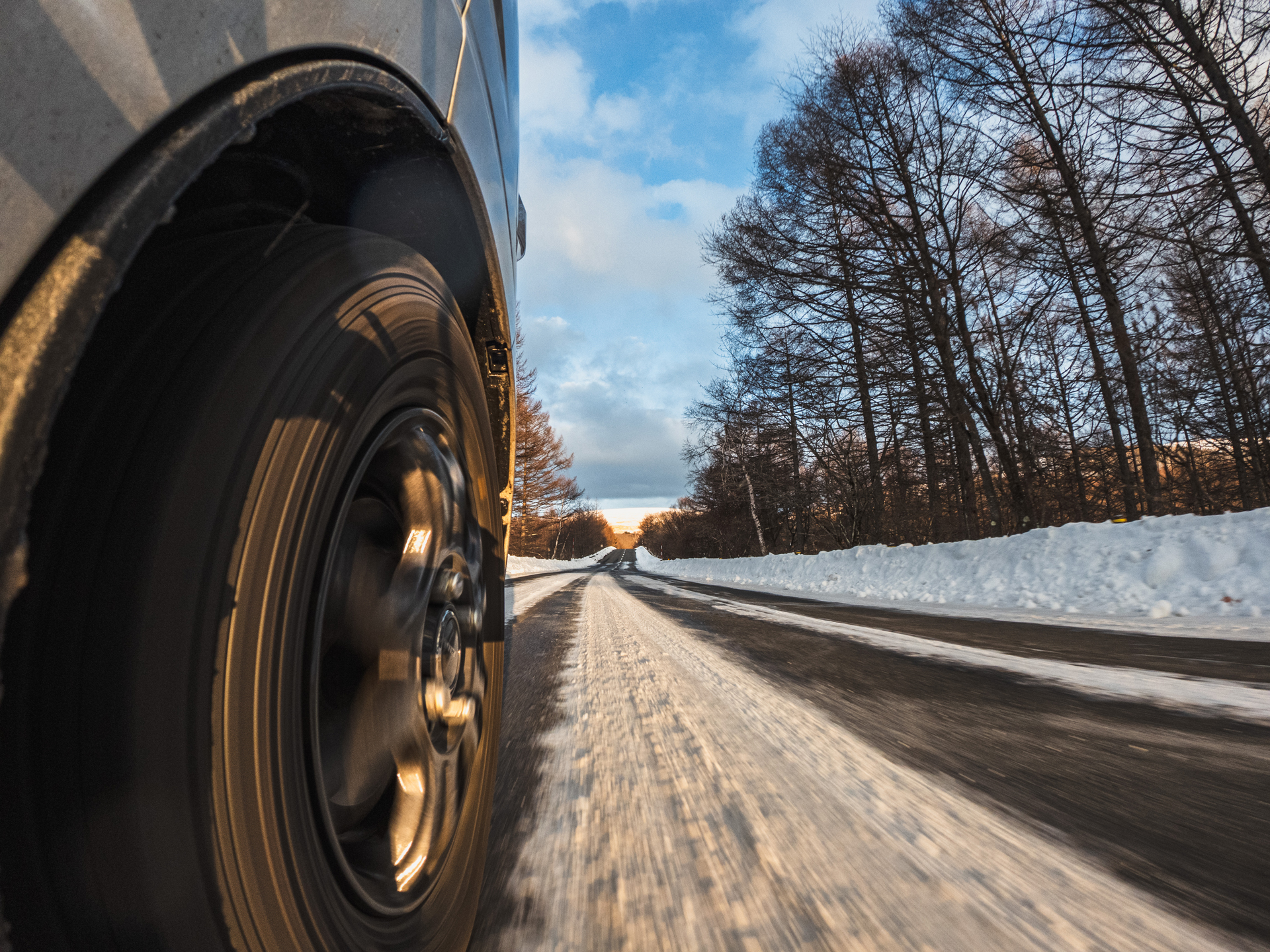 前回スタッドレスタイヤを紹介したけど、その後2,000kmほど走りました。雨あり、高速道路あり、雪あり、さまざまな路面を走ったけれど不満は何もなし。やはり積雪路や凍結路での登坂力やらグリップ力やらはオールシーズンタイヤよりも良いように感じる。これなら予定通り履きっぱなしでいいかなあ