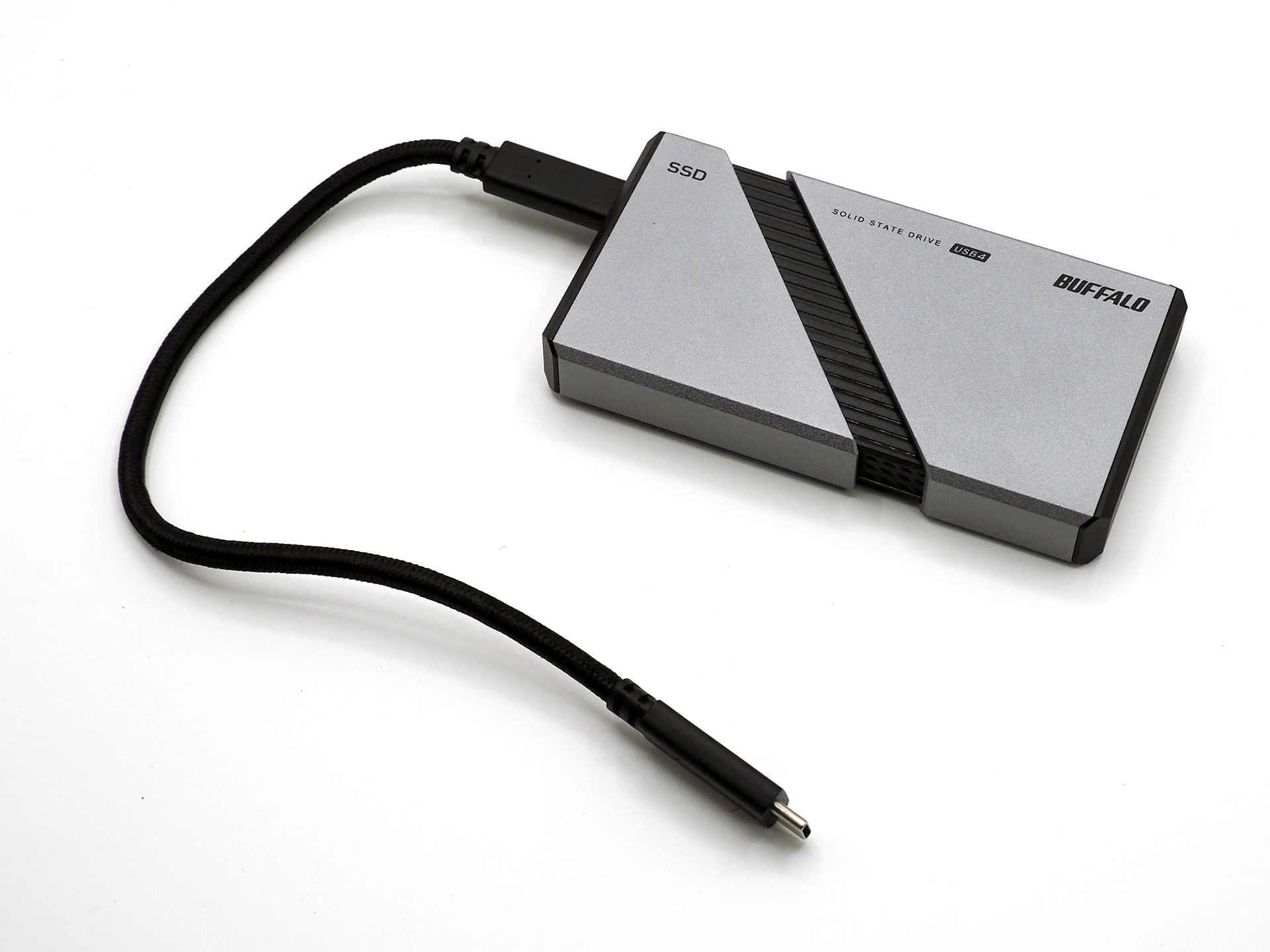 基本的には、付属のUSB4（40Gbps）対応ケーブルを利用。長さの問題でサードパーティ製を選ぶなら、対応をしっかり確認したい