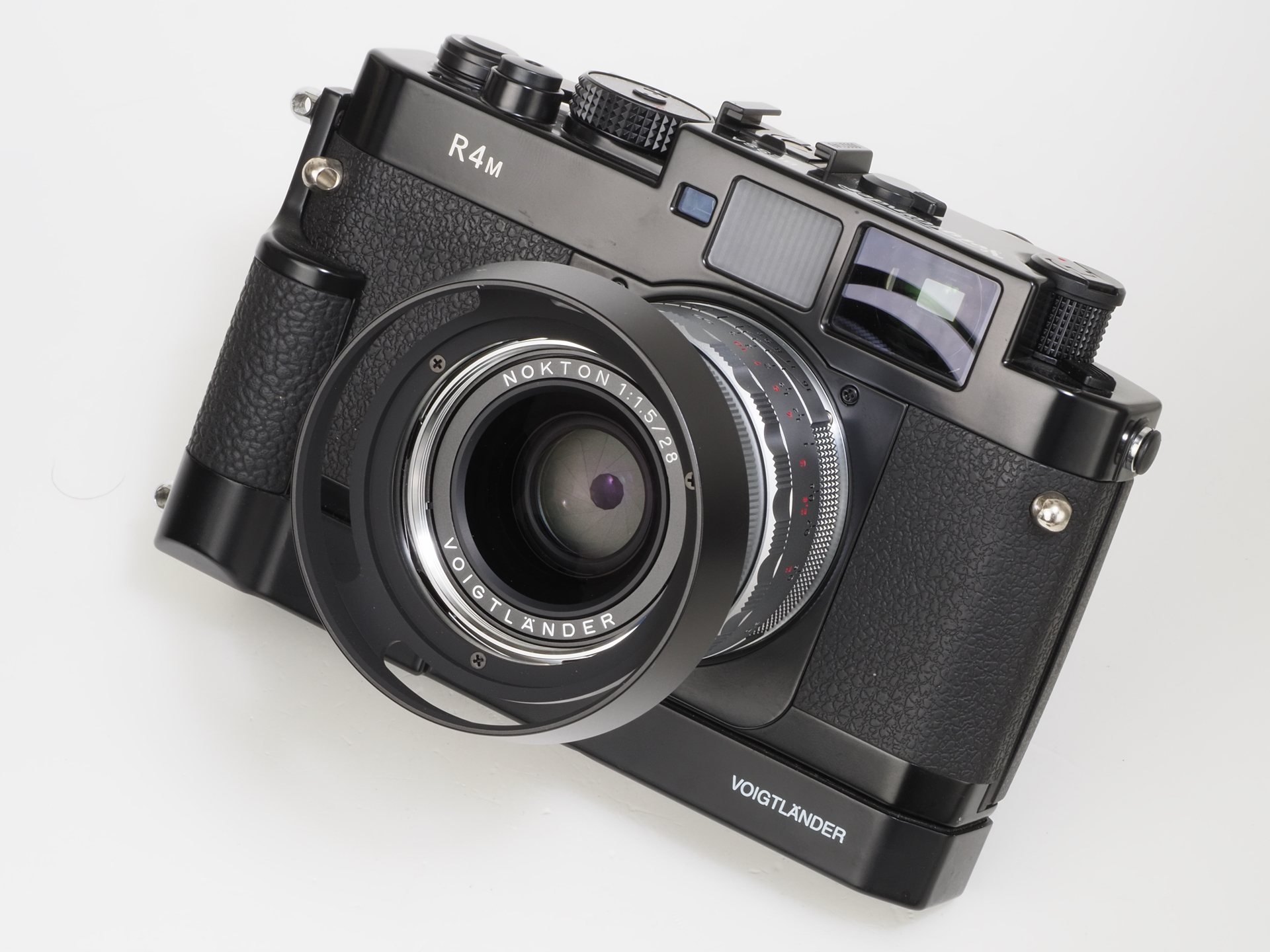 21/35、28、25/50mmのフレームを内蔵したフォクトレンダー・ベッサR4に装着しました。ウツクシイです。28mmフレームは単独で出現しますので気持ちいいですぜ。このR4、Mマウント互換のレンジファインダー機では唯一無二の仕様かと。見かけたら確保しておいたほうがいいような気がしますけどね