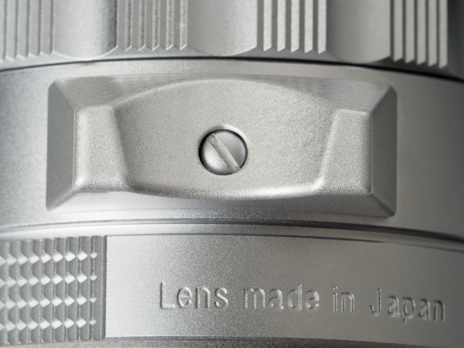 フォーカスレバーの先端にマイナスの化粧ねじのアタマが見えますな。なぜこんなところに。Type IIだけの仕様ですね