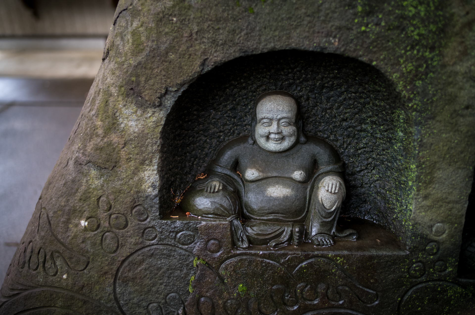 雨あがりの神社にて。距離計連動範囲最短の0.7mで絞り開放なのですが、合焦点の写りはギンギンで、コントラストも高いのです<br>ライカM11-P／NOKTON Vintage Line 28mm F1.5 Aspherical／絞り優先AE（F1.5・1/350秒・-1.3EV）／ISO 400