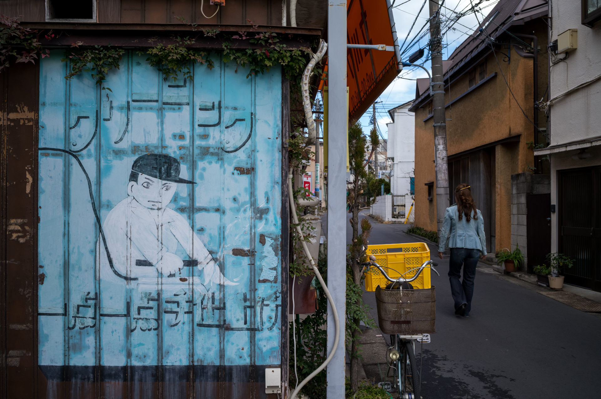 路地裏のスナップですが、光線状態があまり良くなくても、このレンズは光をうまく拾う感じがいたします。信頼度の高いレンズです<br>ライカM11-P／NOKTON Vintage Line 28mm F1.5 Aspherical／マニュアル（F5.6・1/250秒・±0EV）／ISO 400