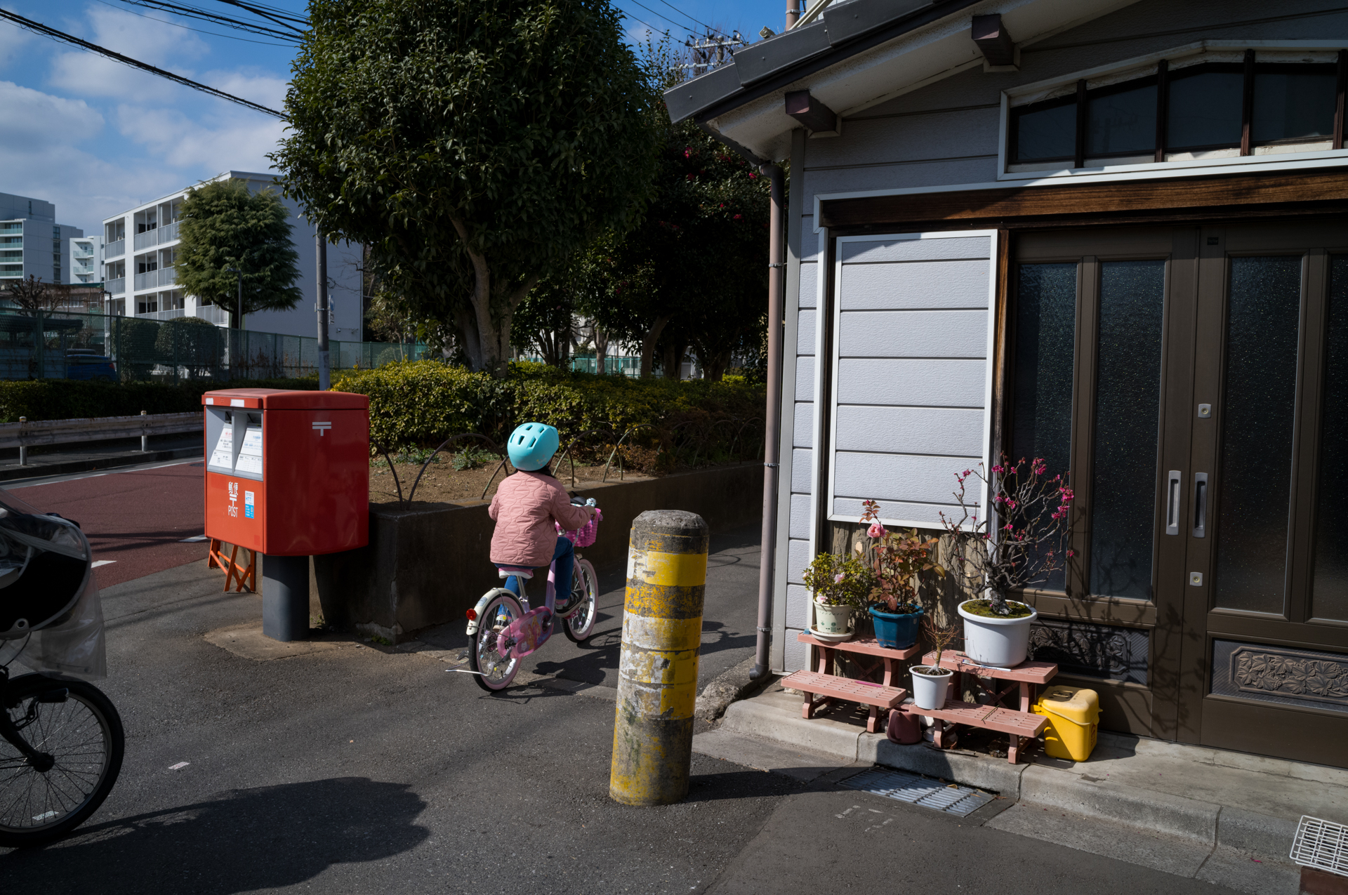 28mmレンズはあらかじめ3mくらいにフォーカスを合わせておき街を流すことが多いのです。何かが起こったらシャッターを切るだけにしてあります。でもノブを装着して少し訓練すれば、ノブの位置だけで距離がわかるかも<br>ライカM11-P／NOKTON Vintage Line 28mm F1.5 Aspherical／マニュアル（F8・1/1,000秒・±0EV）／ISO 400