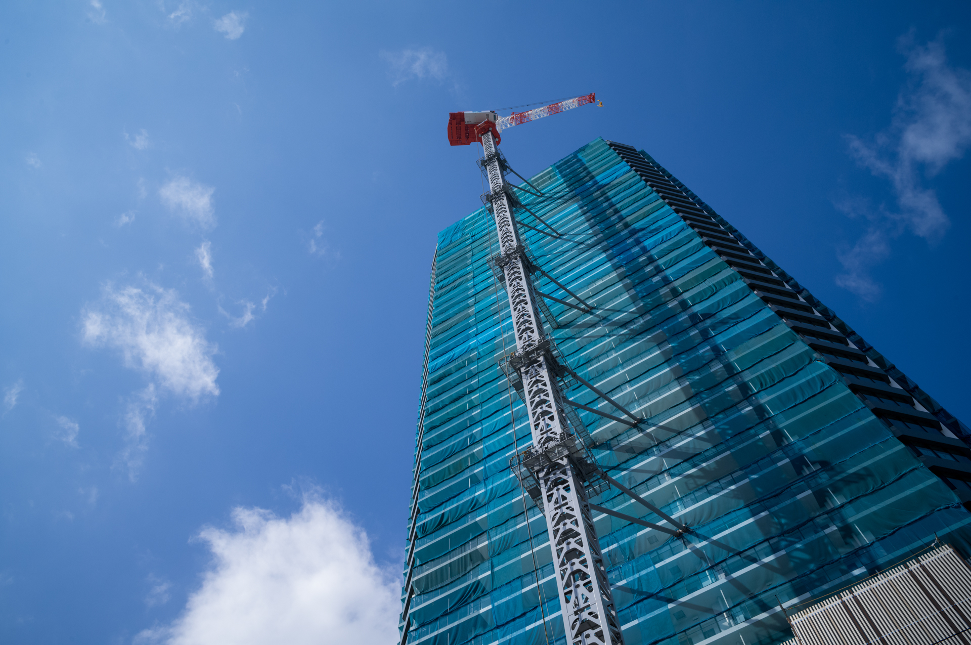 都心はあいかわらずタワマンがたくさんできてますね。工事ネットの色が青空に映えてます。キンキンのシャープさです。28mmだとそれほど強いパースペクティブは感じません<br>ライカM11-P／NOKTON Vintage Line 28mm F1.5 Aspherical／マニュアル（F5.6 1/2・1/1,000秒・±0EV）／ISO 400