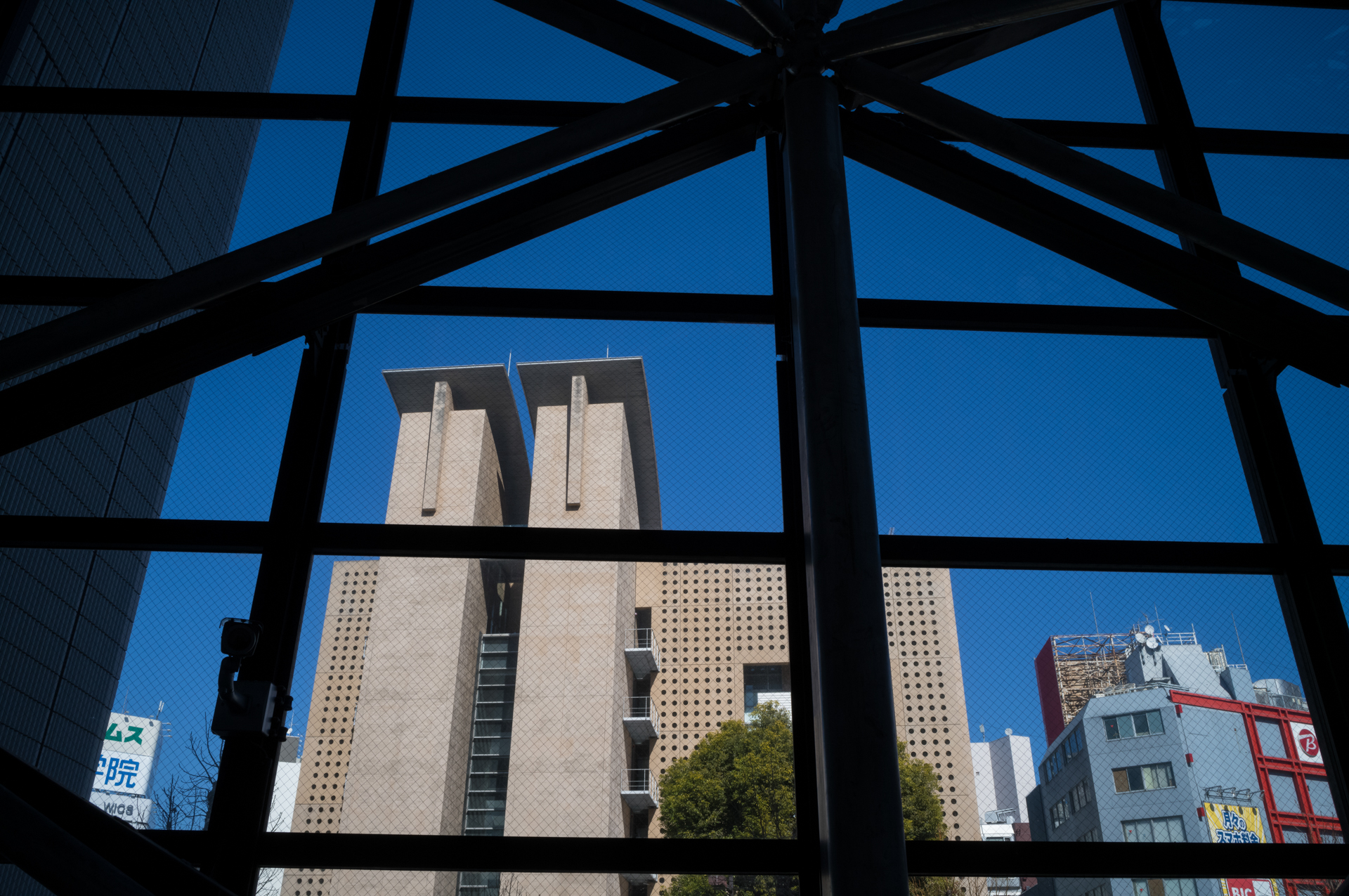 まっすぐなものはまっすぐに写りますね。歪曲収差が小さいのは都市風景の撮影ではとてもありがたい仕様です<br>ライカM11-P／NOKTON Vintage Line 28mm F1.5 Aspherical／マニュアル（F8 1/2・1/500秒・-0.7EV）／ISO 400