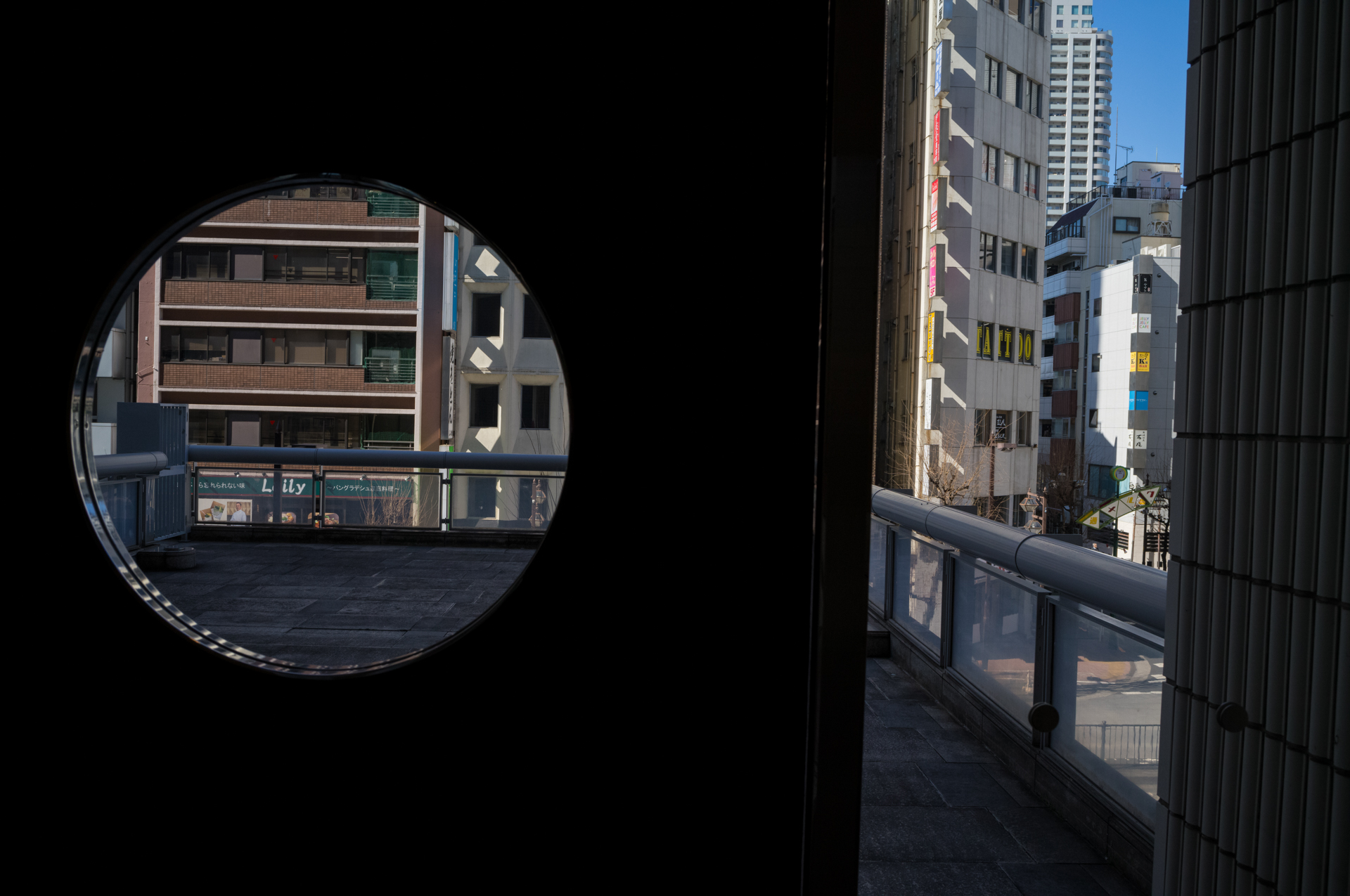 画面内額縁作例なんですが、良い感じに写ります。これ、歪曲収差が大きいと白けてしまいそうな案件ですし<br>ライカM11-P／NOKTON Vintage Line 28mm F1.5 Aspherical／マニュアル（F8・1/500秒・-0.7EV）／ISO 400