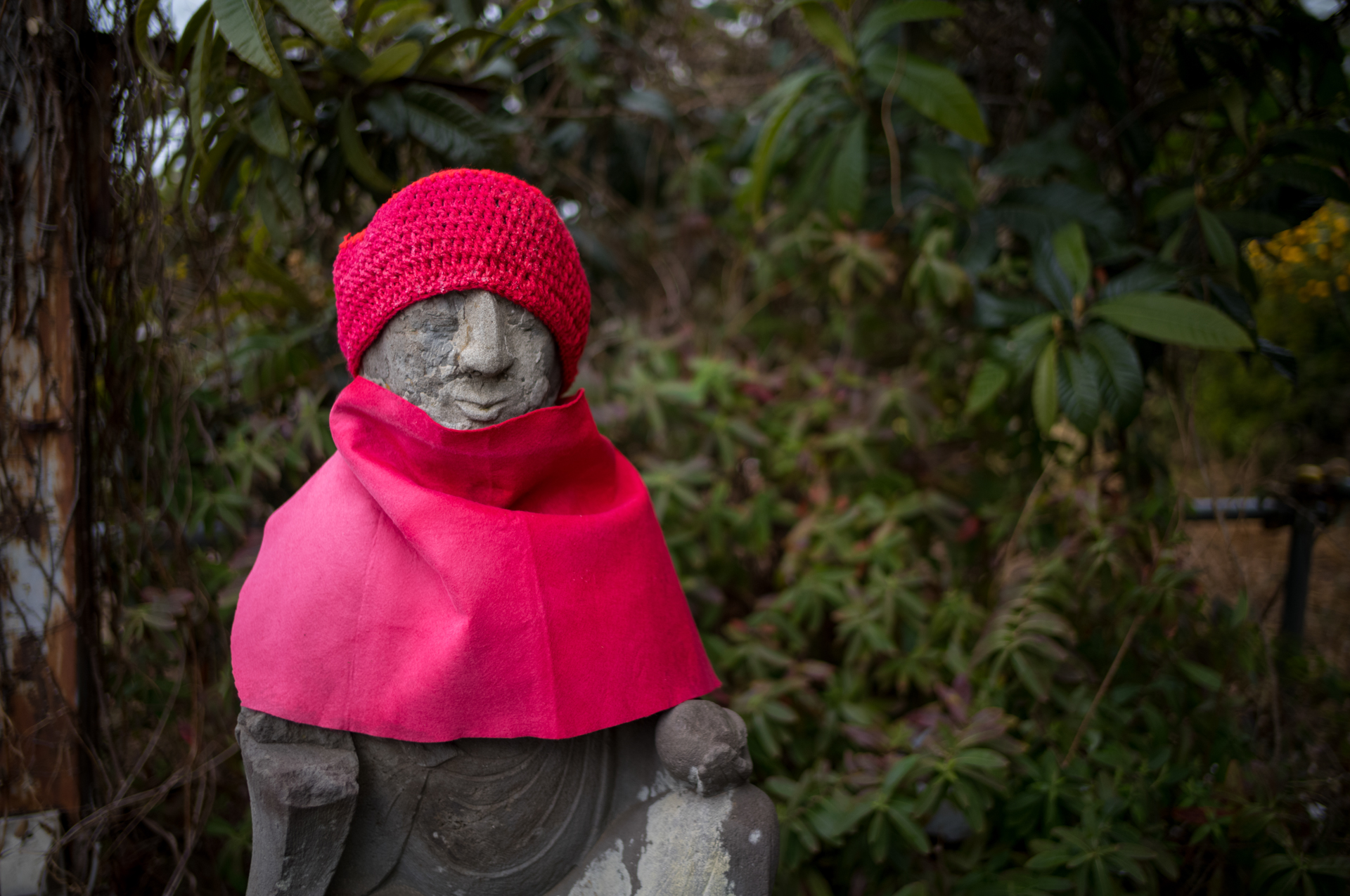 ヤレたお地蔵さん。近隣の皆様に愛されていることがわかります。絞り開放でのボケですが、これがまた非球面レンズを使用しているとは思えない優しさがあります<br>ライカM11-P／NOKTON Vintage Line 28mm F1.5 Aspherical／絞り優先AE（F1.5・1/2,000秒・-1.7EV）／ISO 200