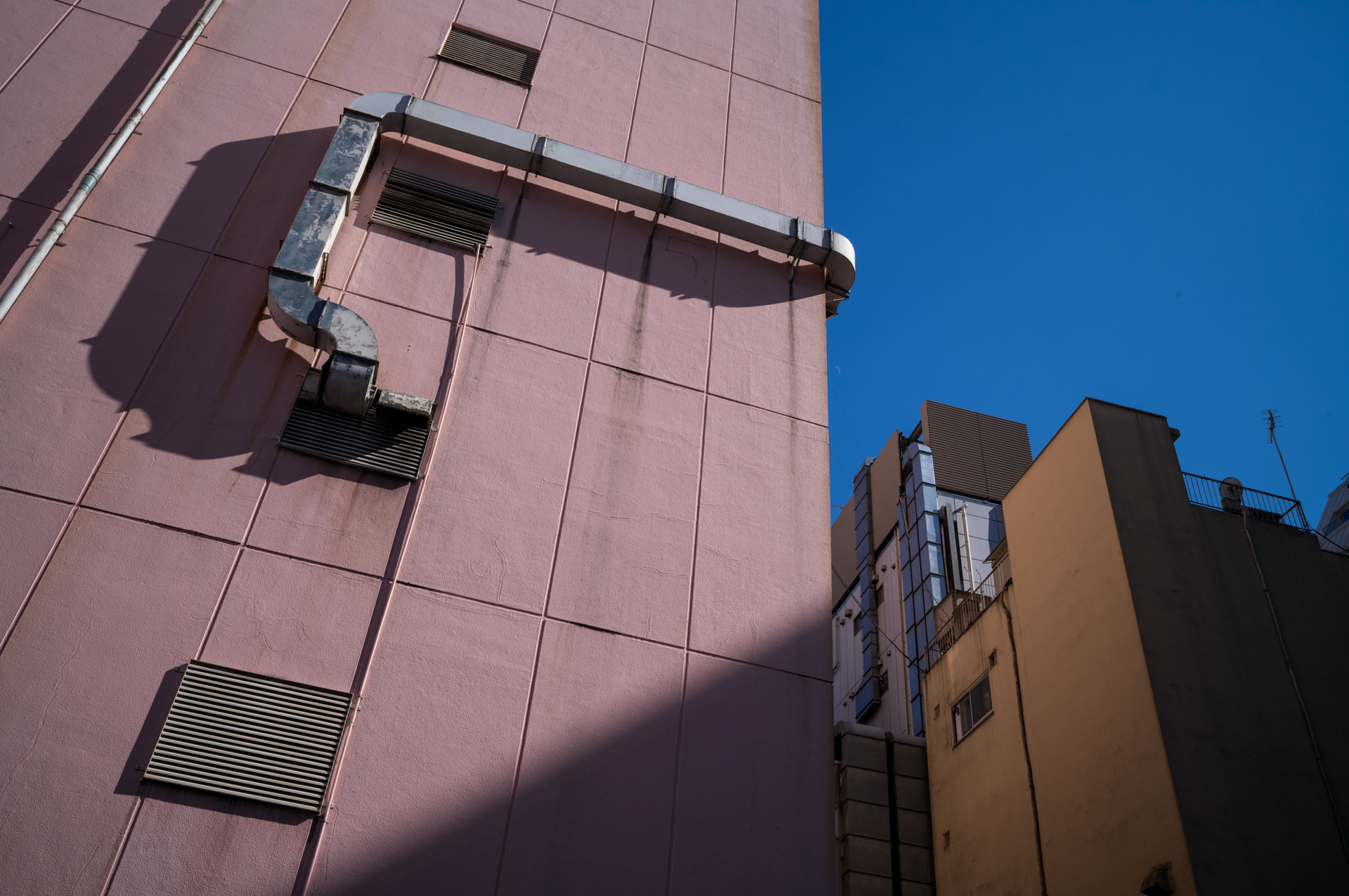 都市の配管コレクションは筆者の一つのテーマになっています。その存在感をしっかり描写するレンズを使わねばなりません<br>ライカM11-P／NOKTON Vintage Line 28mm F1.5 Aspherical／マニュアル（F8 1/2・1/1,000秒・-0.7EV）／ISO 400