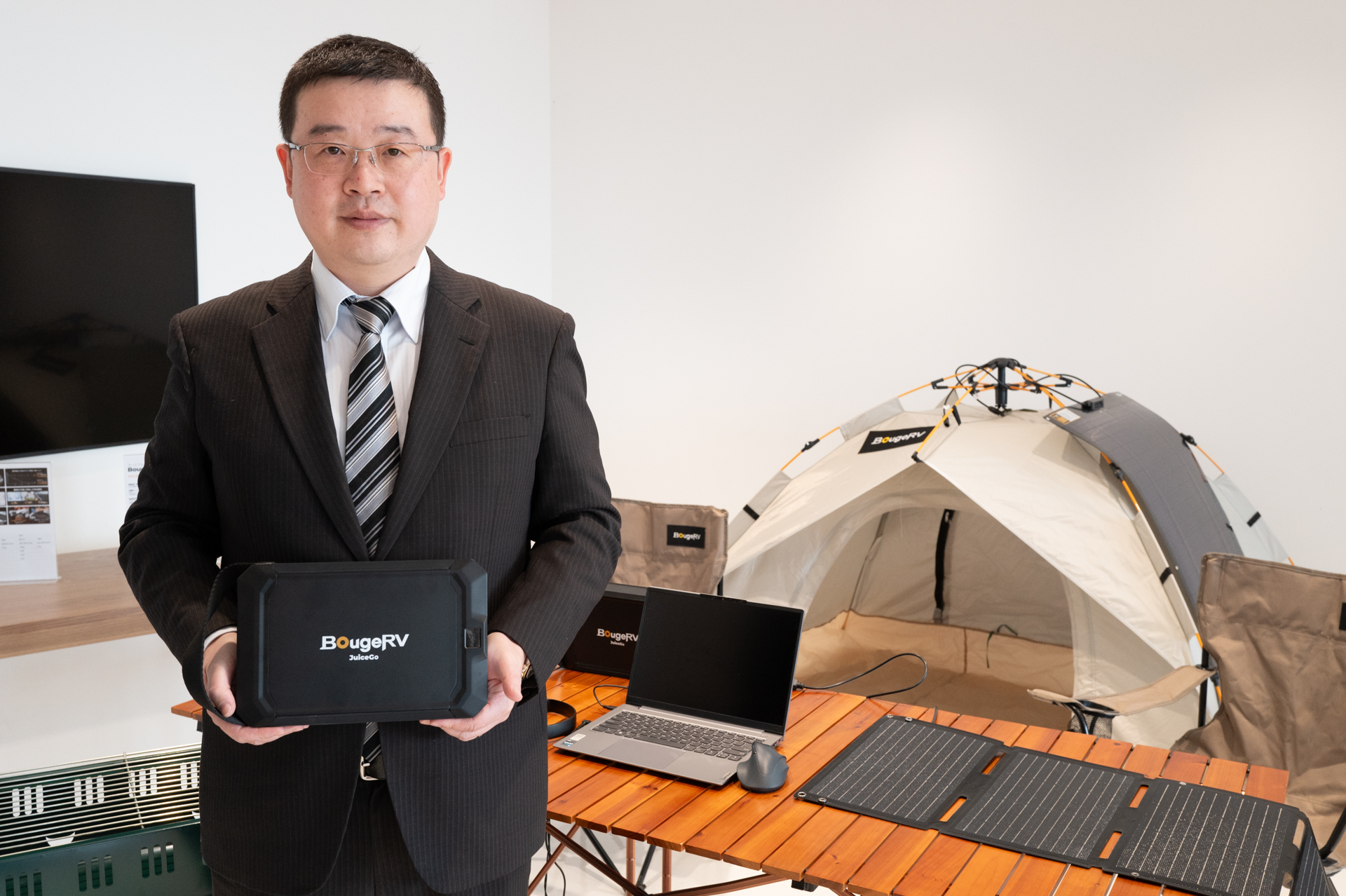 BougeRV Japan株式会社 取締役社長の王冲衡氏。手にしているのが新製品の「JuiceGo」
