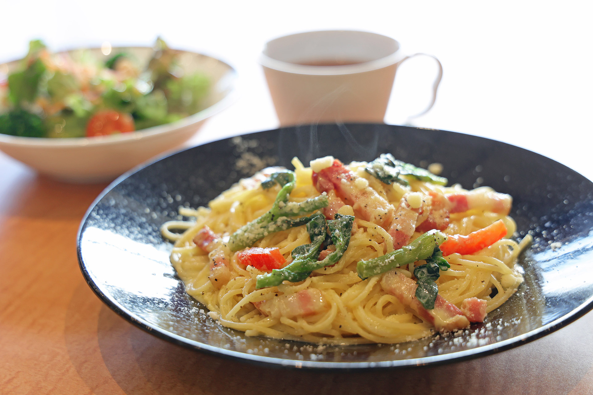 自家製ベーコンと菜花のカルボナーラ（野菜サラダ・スープ 付き）1,750円
