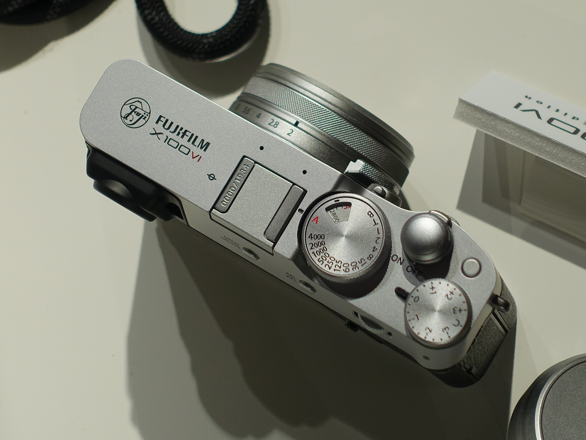 左肩部に創業当時のコーポレートブランドロゴ。トップカバーにはシリアルナンバーが入る。“1,934”は同社の創業年。